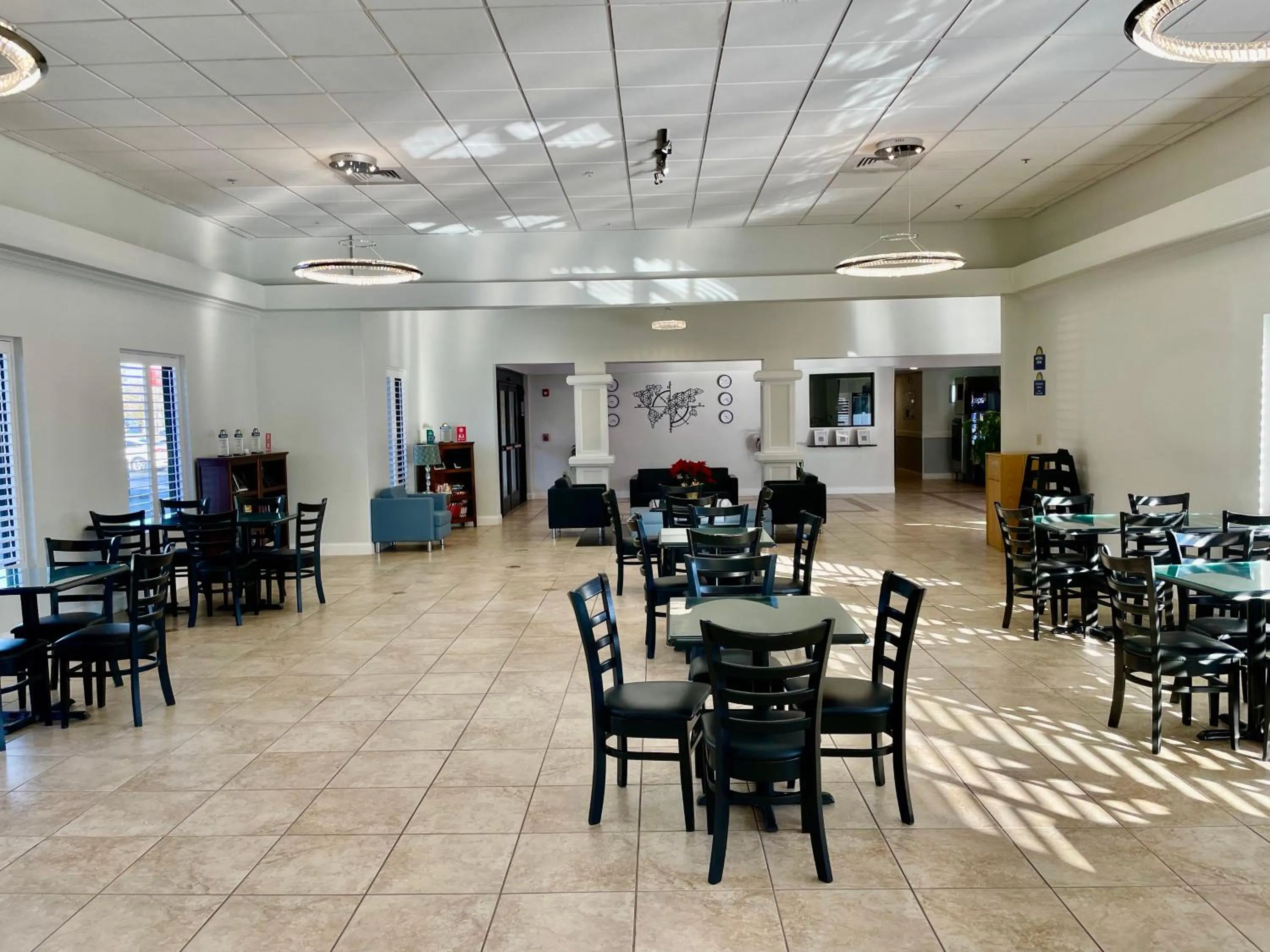 Restaurant/places to eat in Days Inn & Suites by Wyndham Lakeland