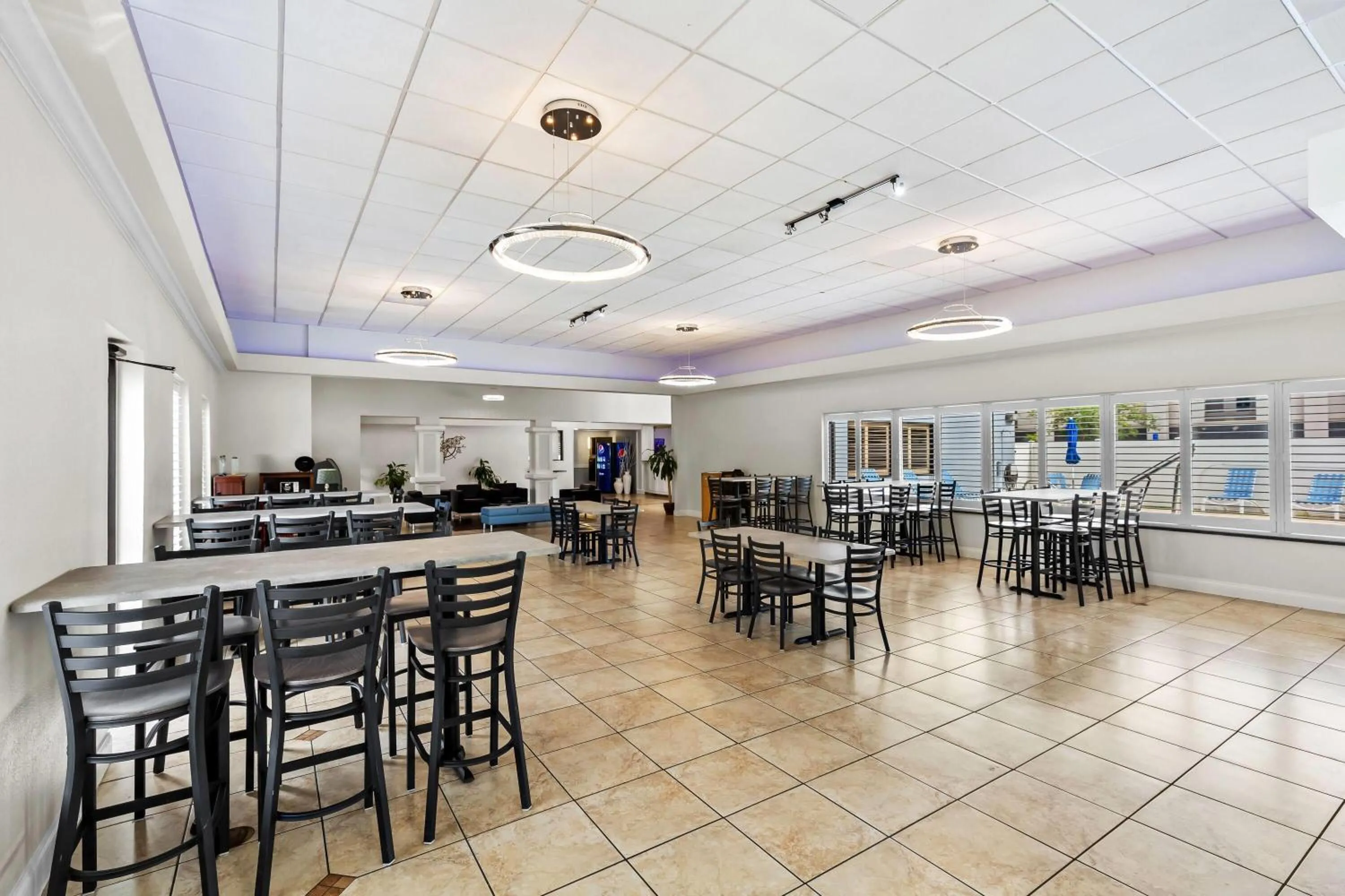 Restaurant/places to eat in Days Inn & Suites by Wyndham Lakeland