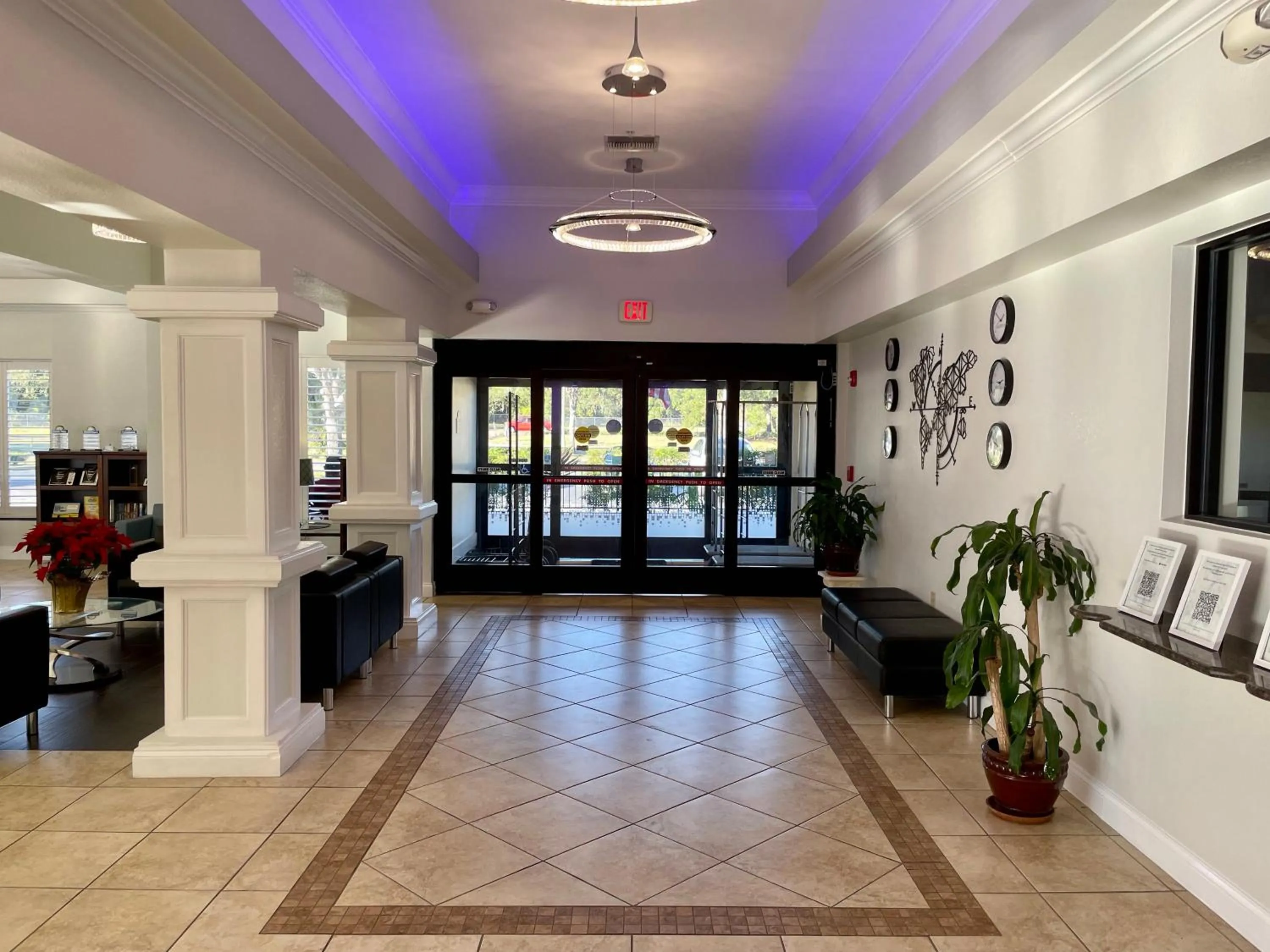 Facade/entrance in Days Inn & Suites by Wyndham Lakeland