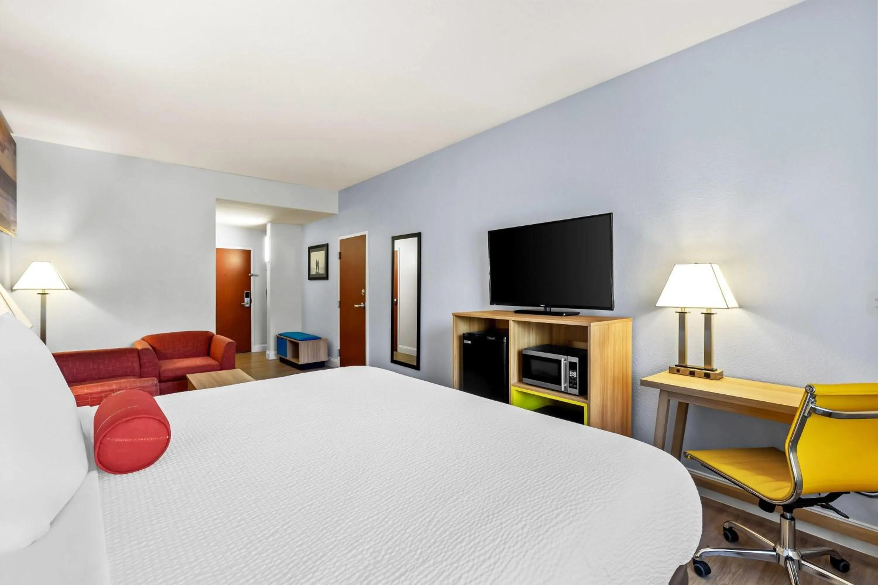 Photo of the whole room, Bed in Days Inn & Suites by Wyndham Lakeland