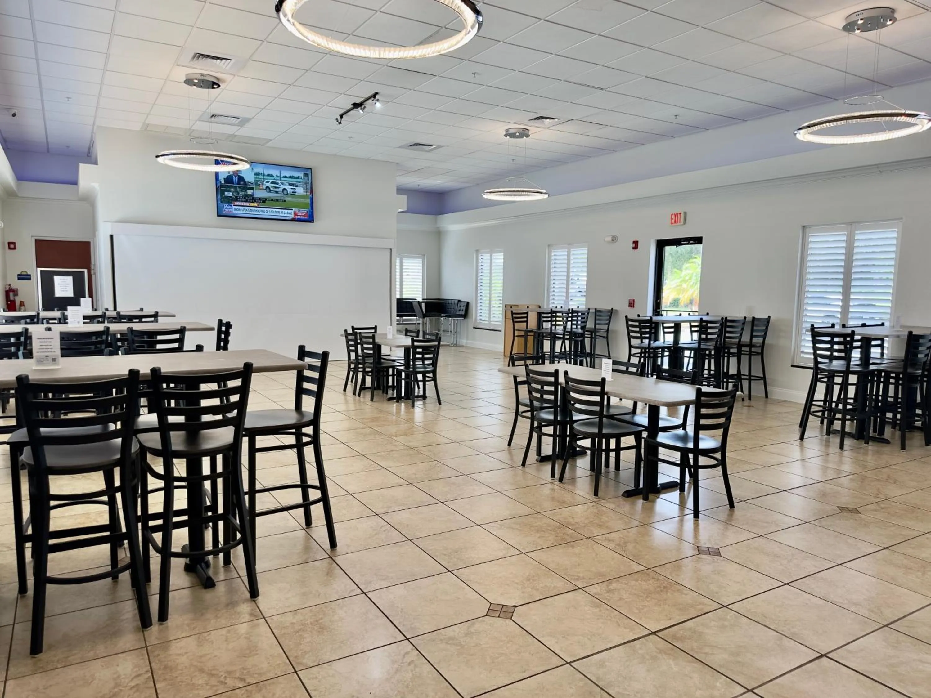 Restaurant/places to eat in Days Inn & Suites by Wyndham Lakeland