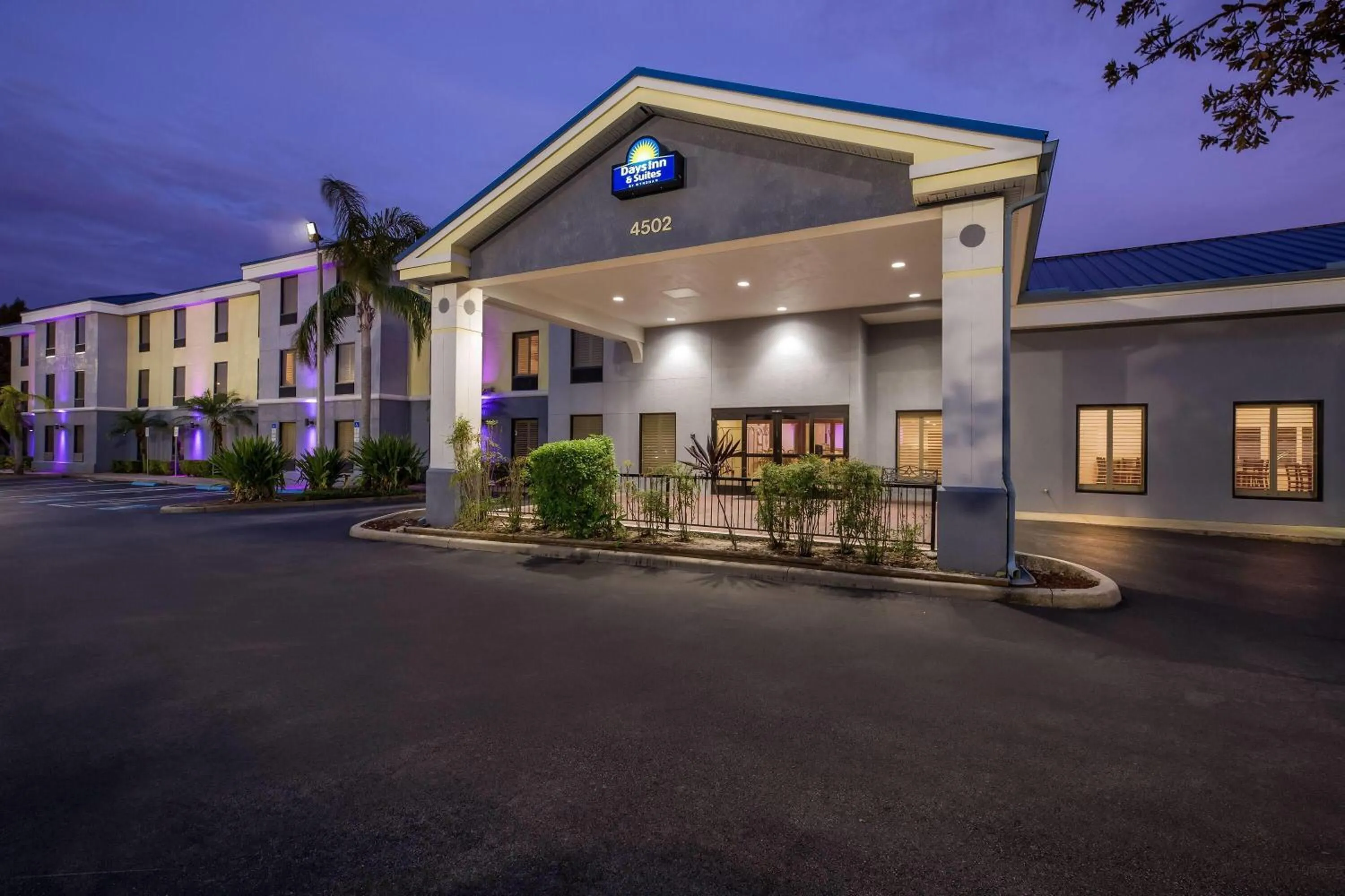 Property building in Days Inn & Suites by Wyndham Lakeland