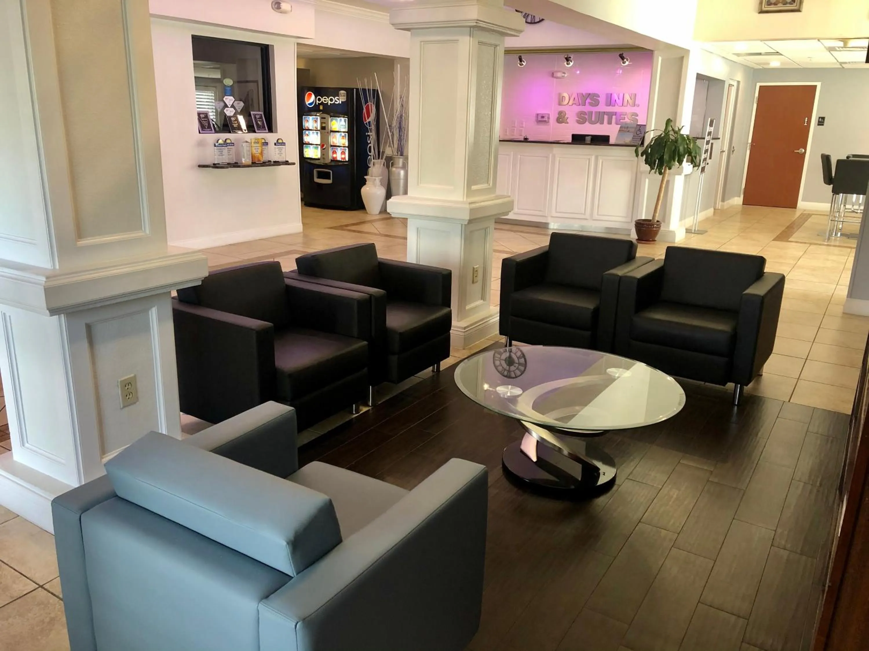 Property building in Days Inn & Suites by Wyndham Lakeland