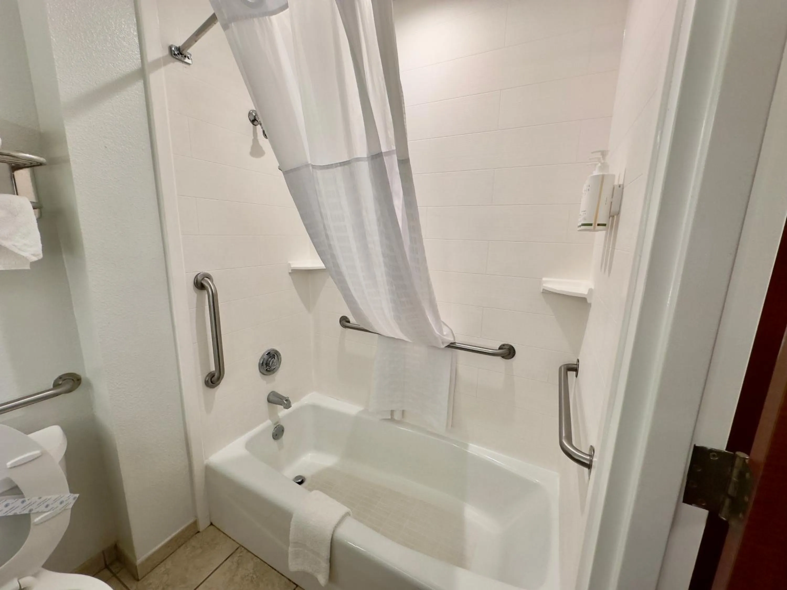 Bath in Days Inn & Suites by Wyndham Lakeland