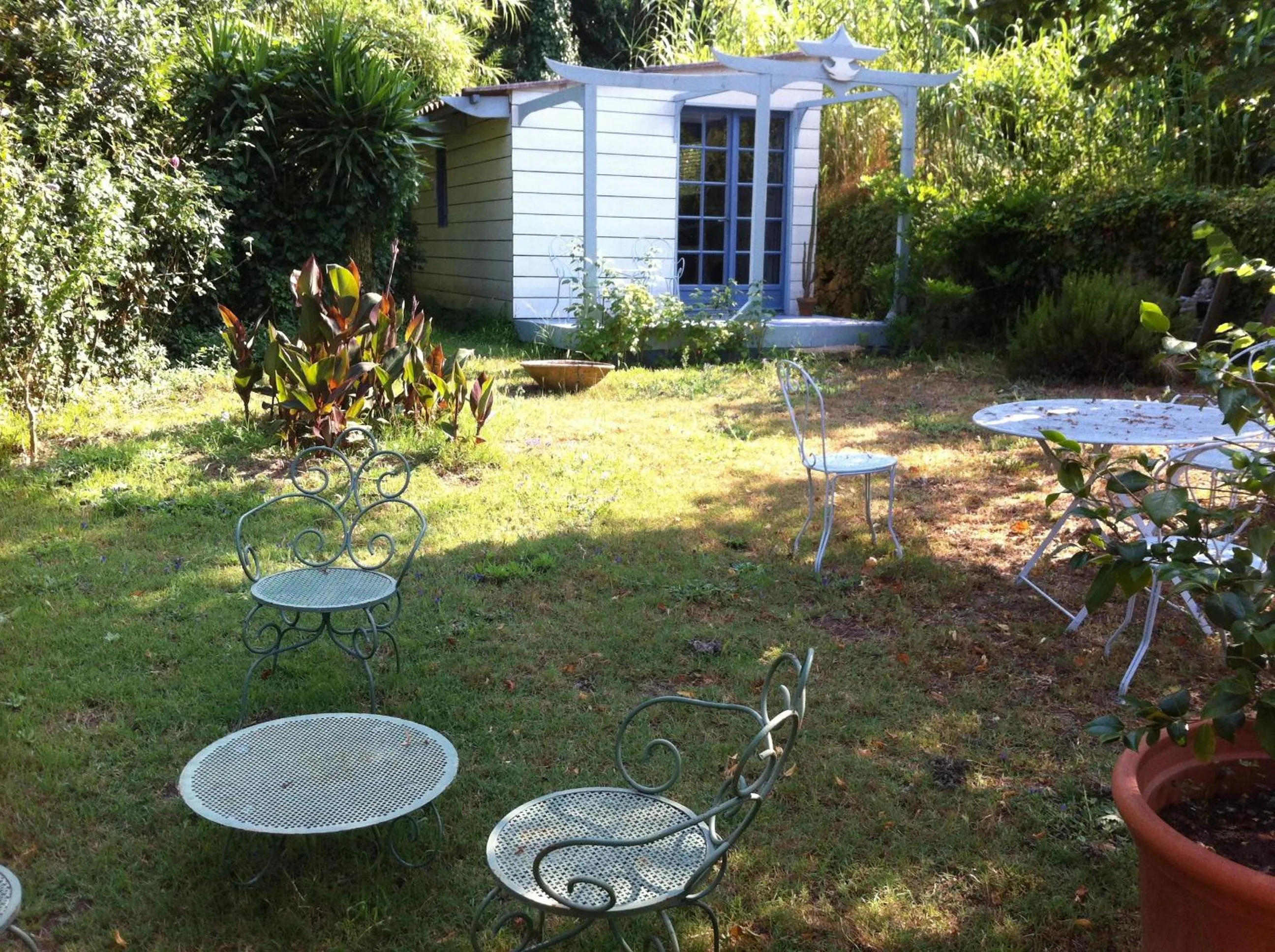 Garden view in Maison d'Hôtes Le Calme