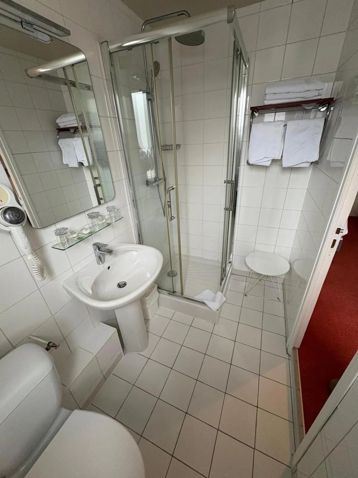 Shower in Hôtel Moderna