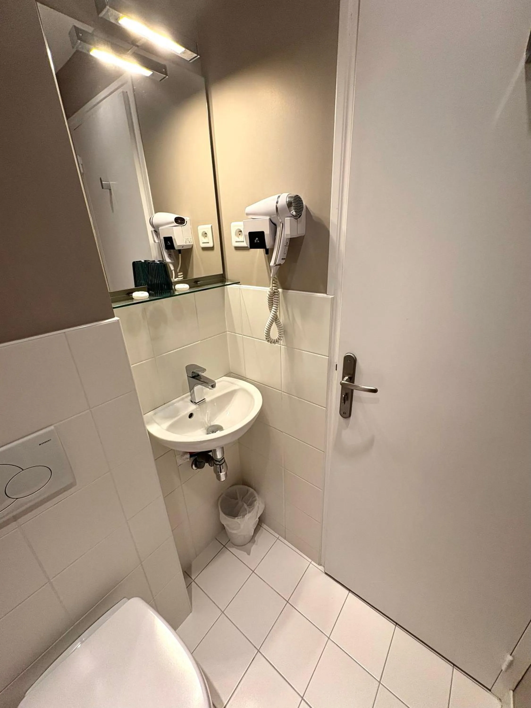 Bathroom in Hôtel Moderna