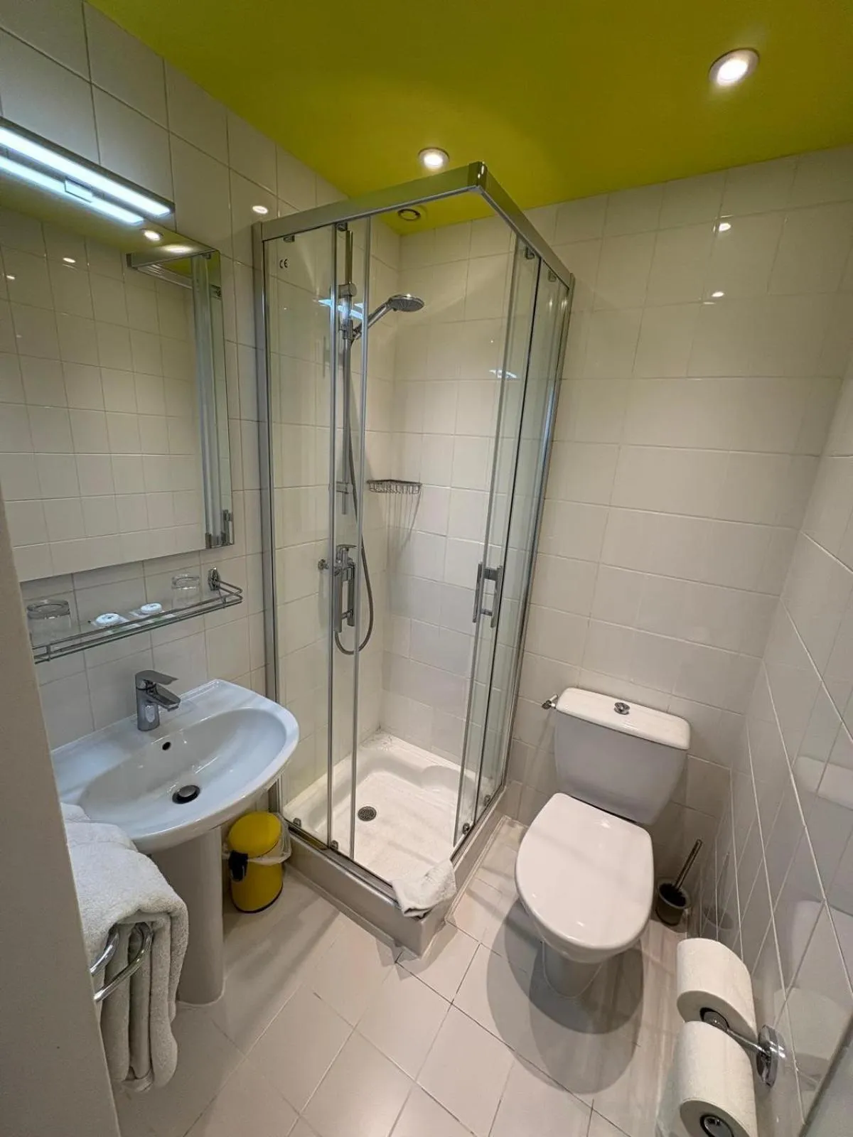 Shower in Hôtel Moderna