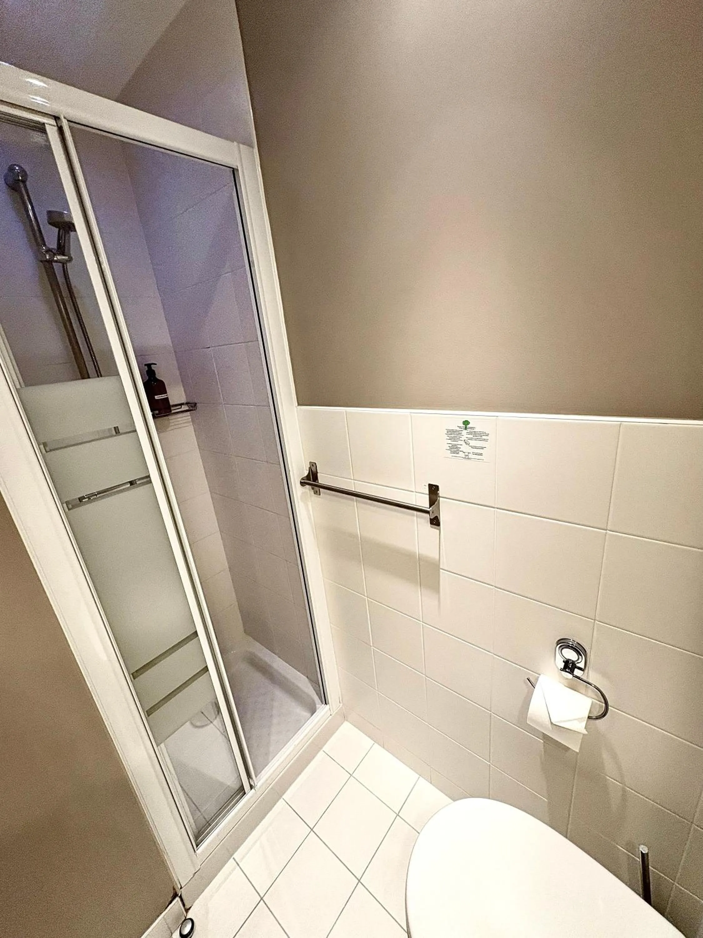 Shower in Hôtel Moderna