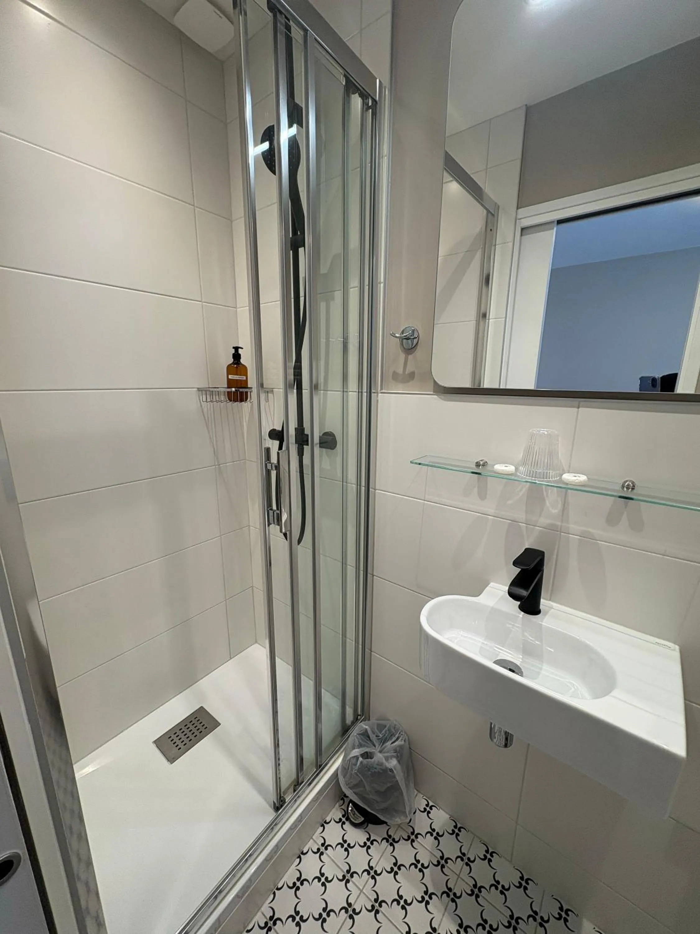 Shower in Hôtel Moderna