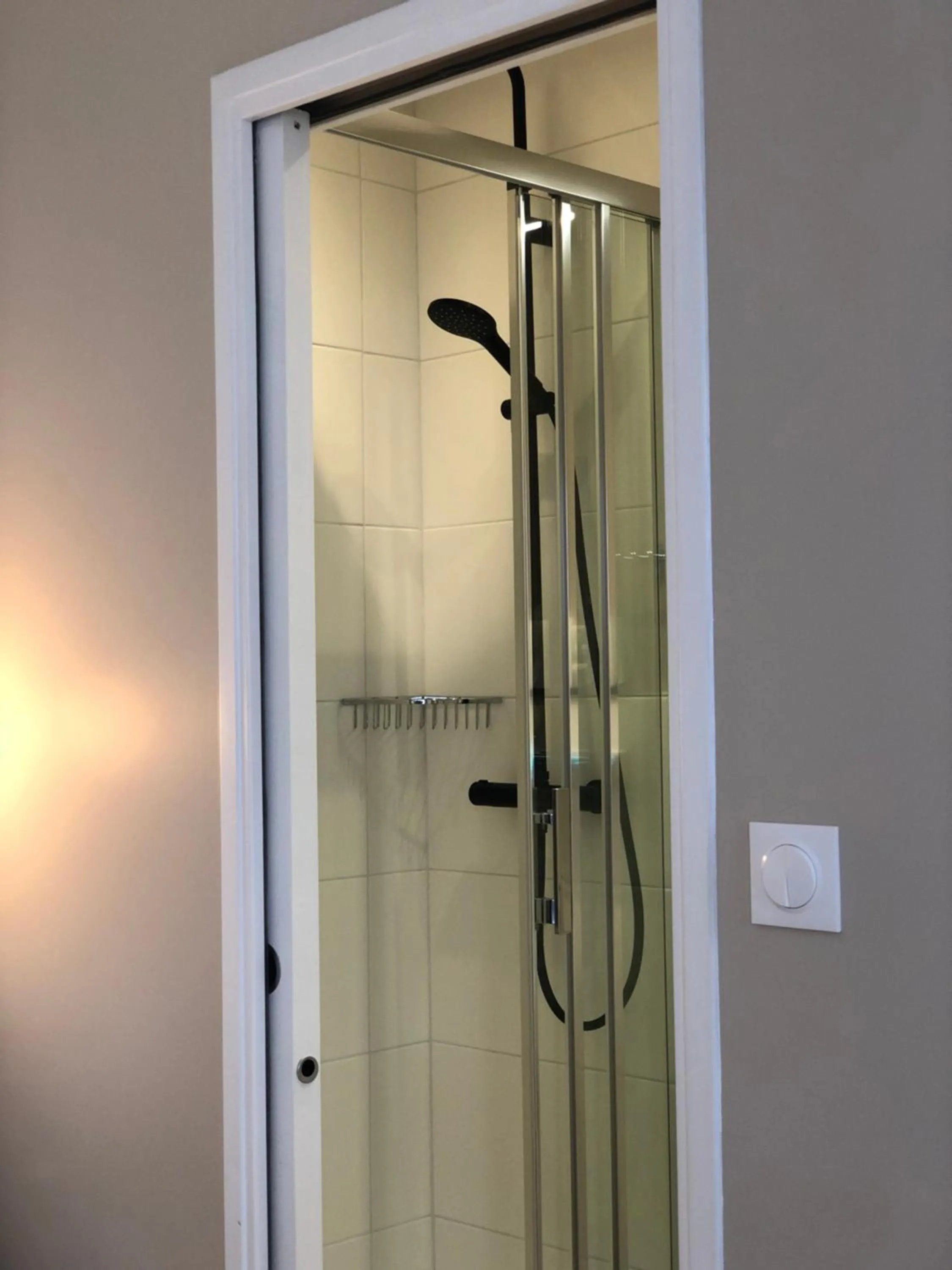 Shower in Hôtel Moderna