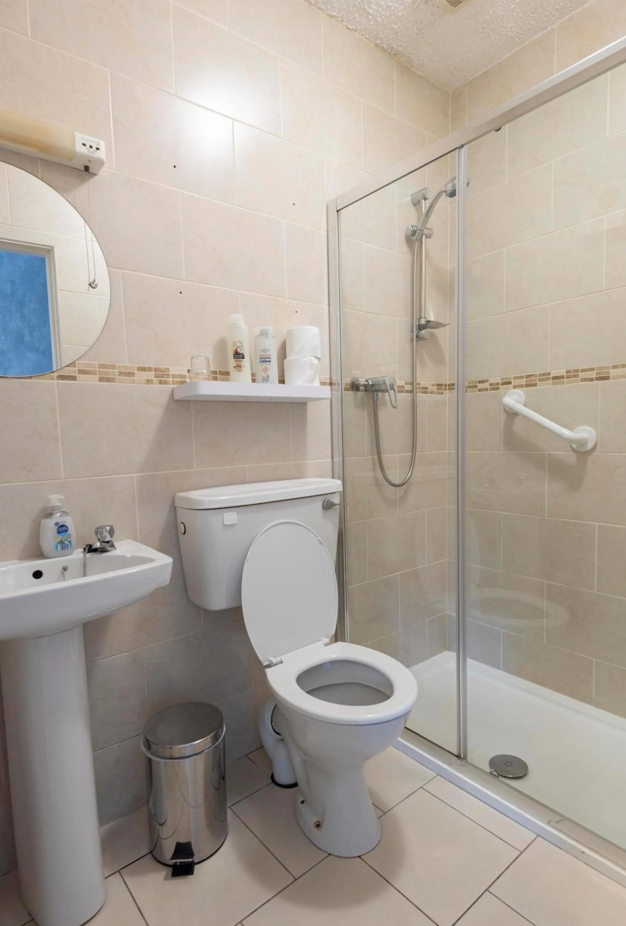 Shower in Murphys Farmhouse B&B