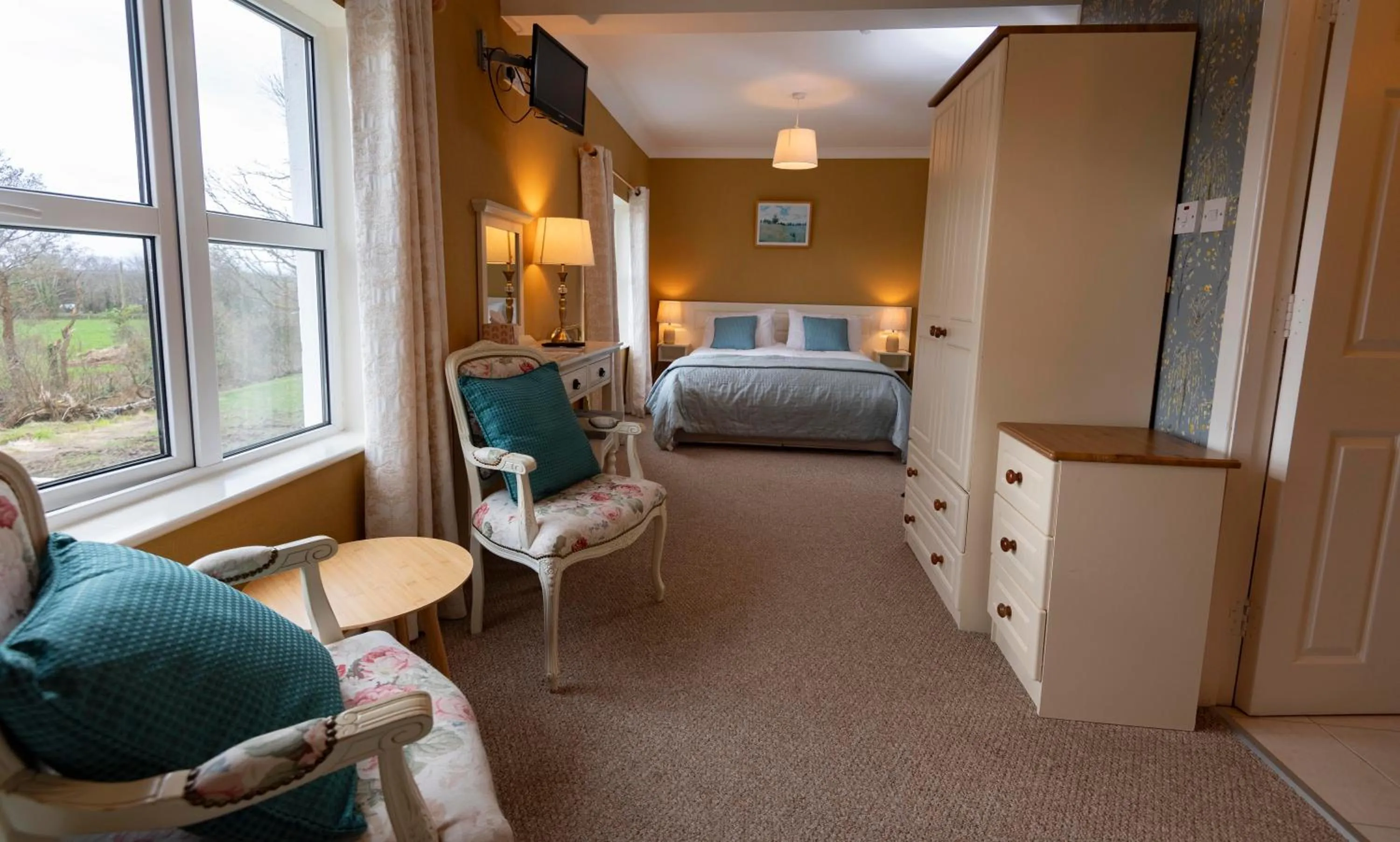 Seating area, Bed in Murphys Farmhouse B&B