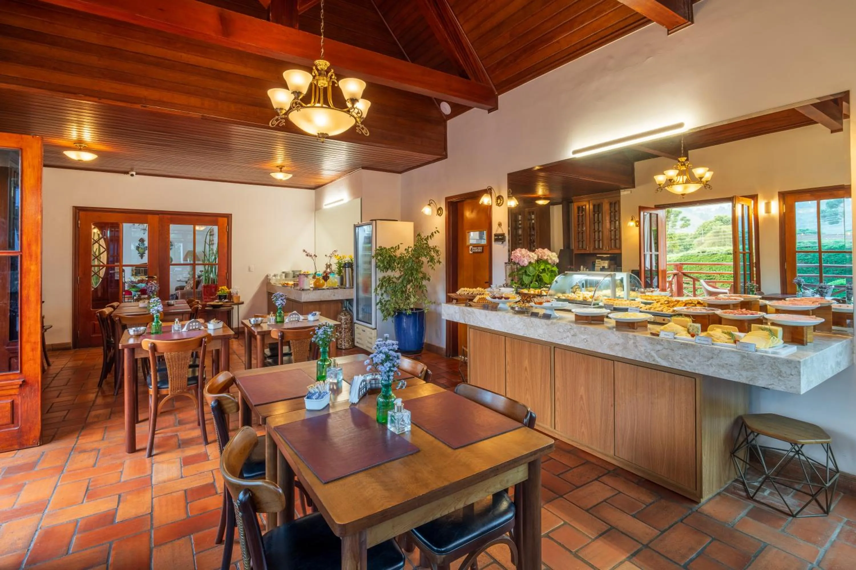 Dining area in Pousada Campos de Provence Campos do Jordão