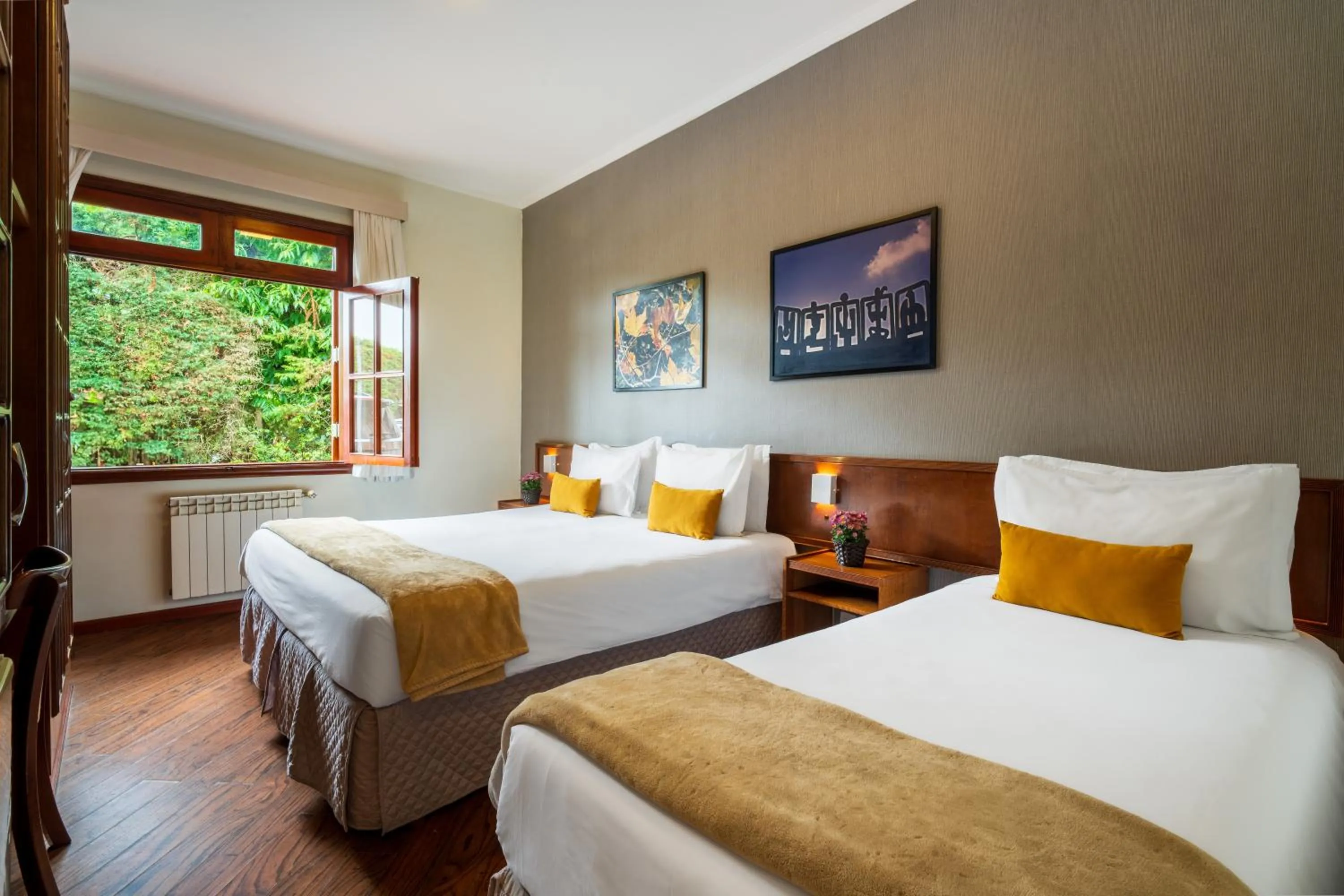 Luxury Triple Room in Pousada Campos de Provence Campos do Jordão