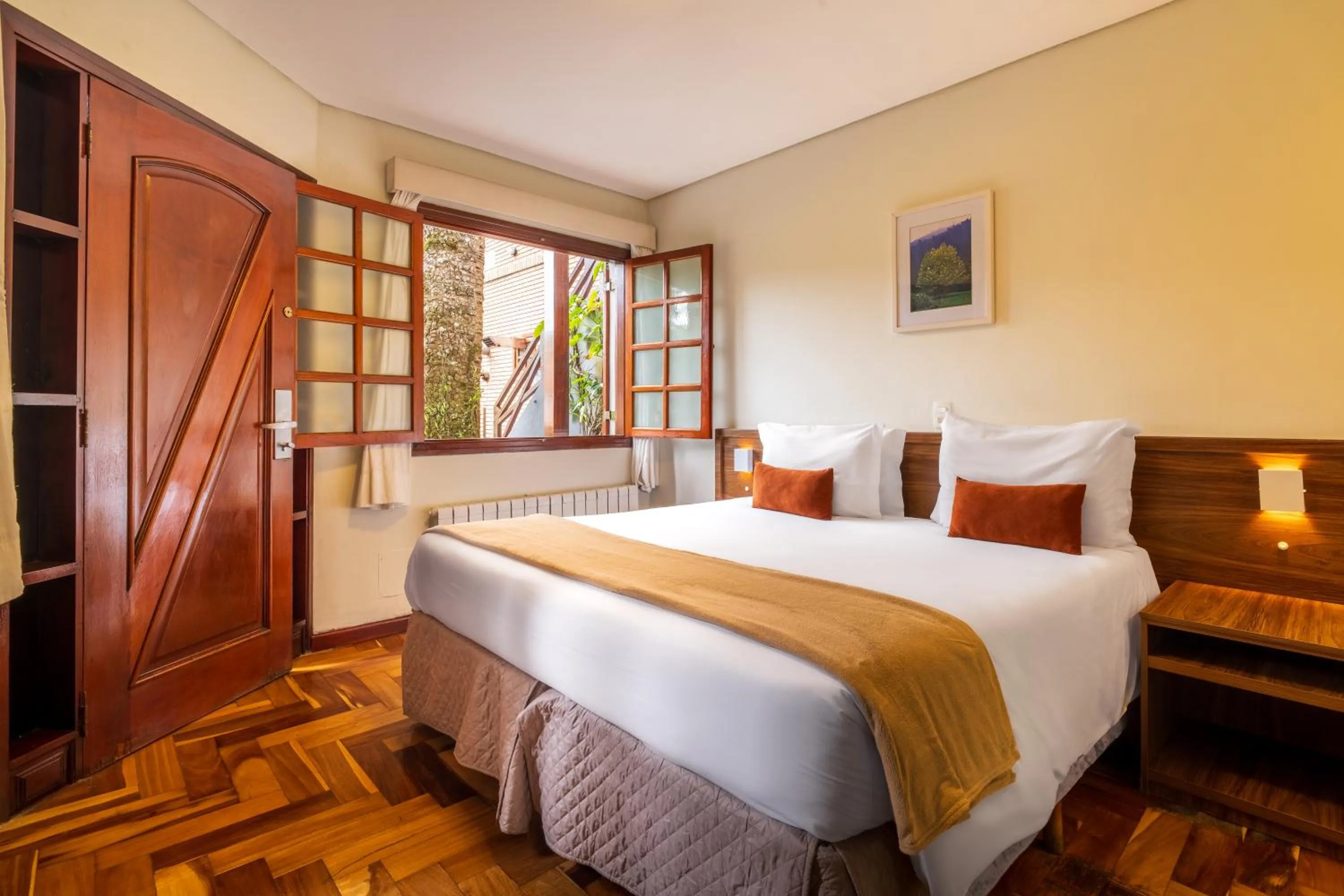 External Double Room with Whirlpool in Pousada Campos de Provence Campos do Jordão