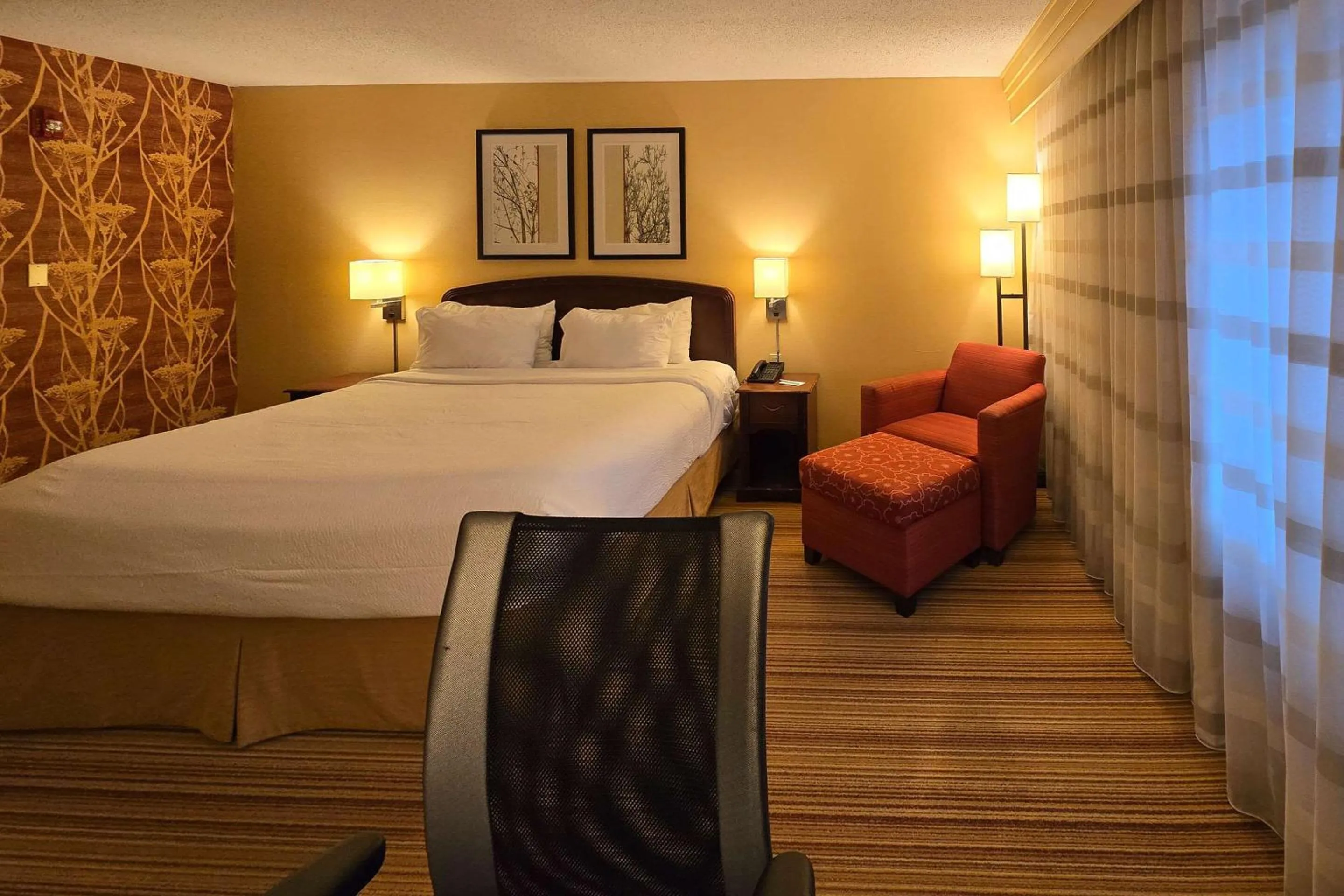 Bedroom, Bed in Courtyard Altoona