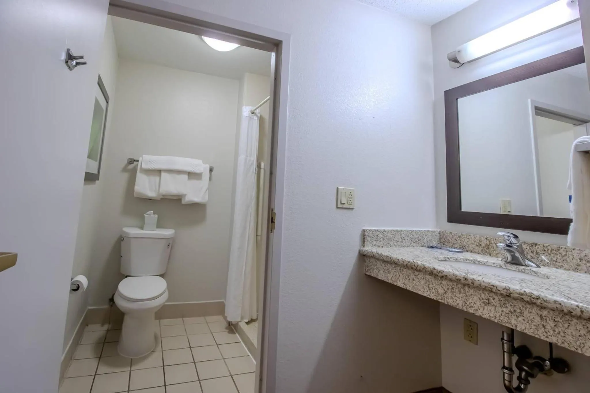 Bedroom in Country Inn & Suites by Radisson, Convention Center