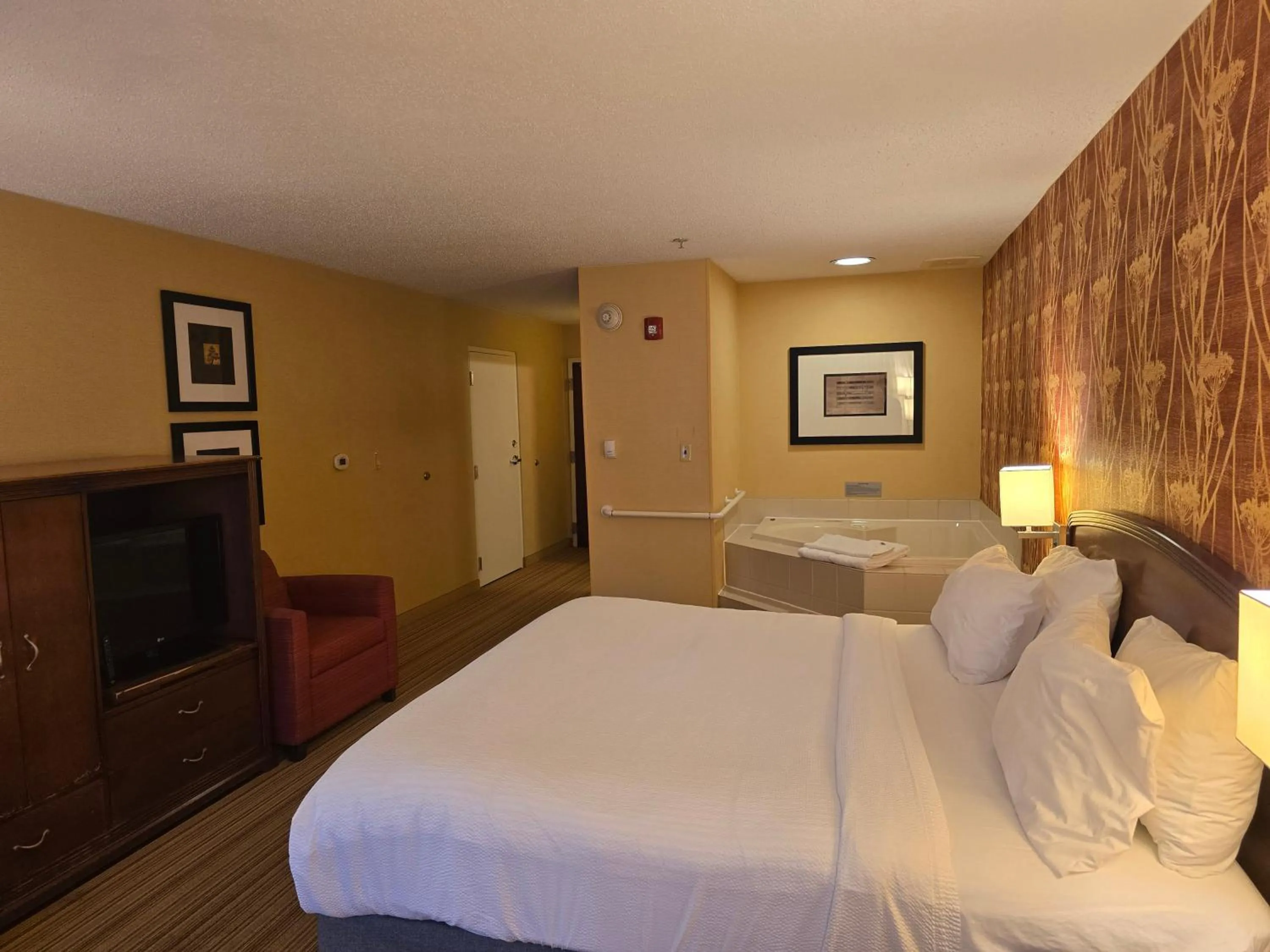 Bedroom, Bed in Courtyard Altoona