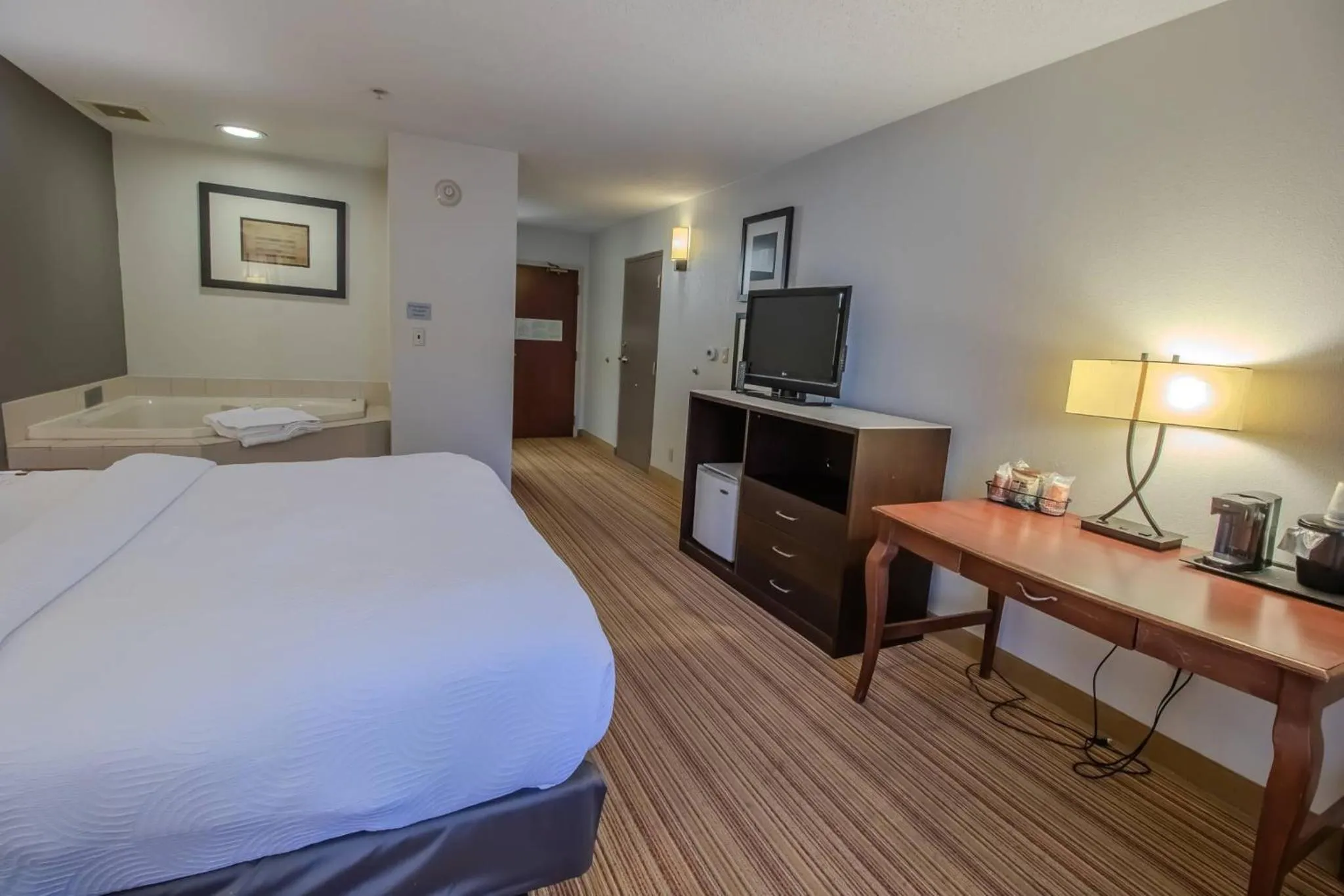 Bedroom, Bed in Country Inn & Suites by Radisson, Convention Center