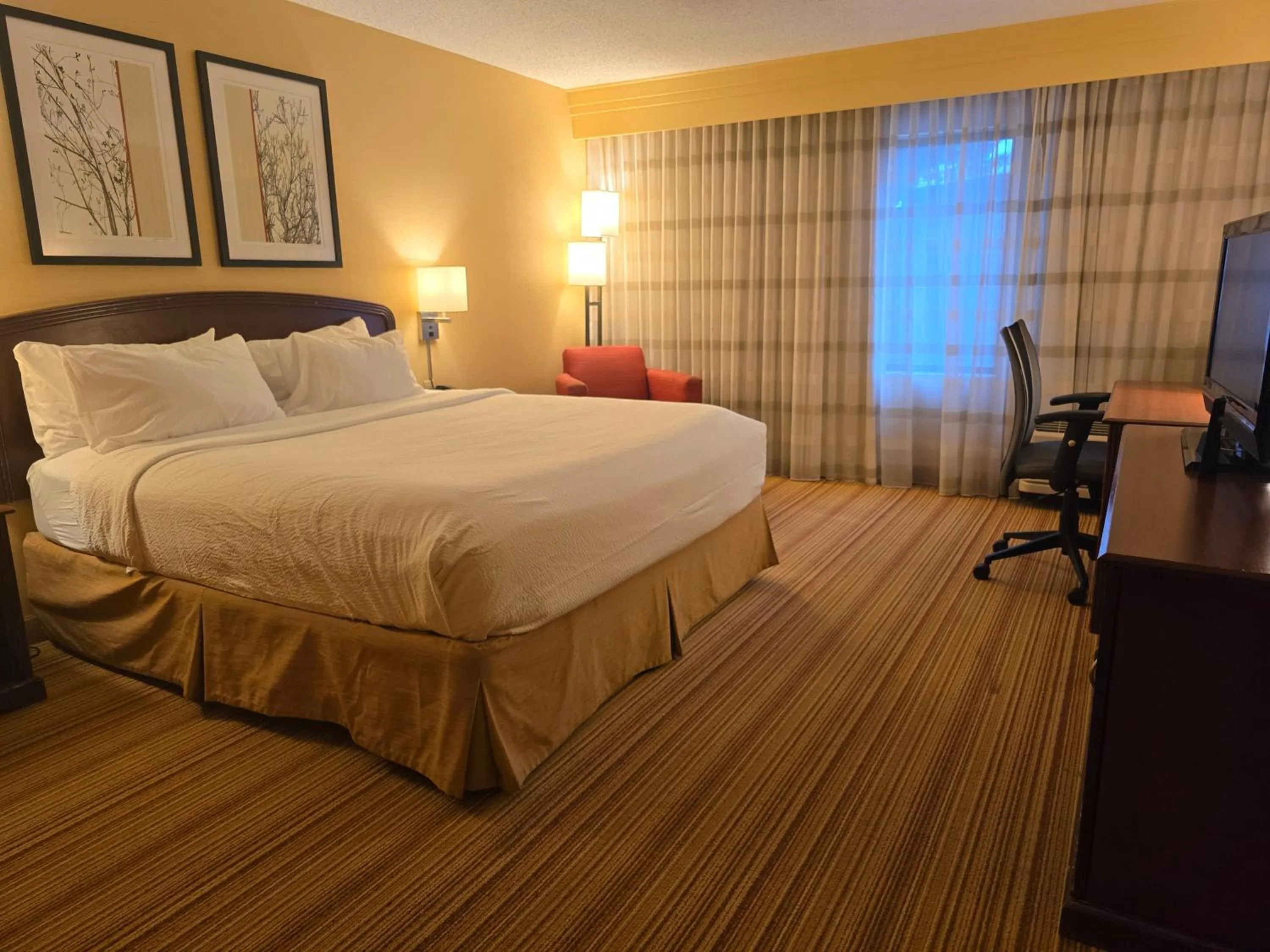 Bedroom, Bed in Courtyard Altoona