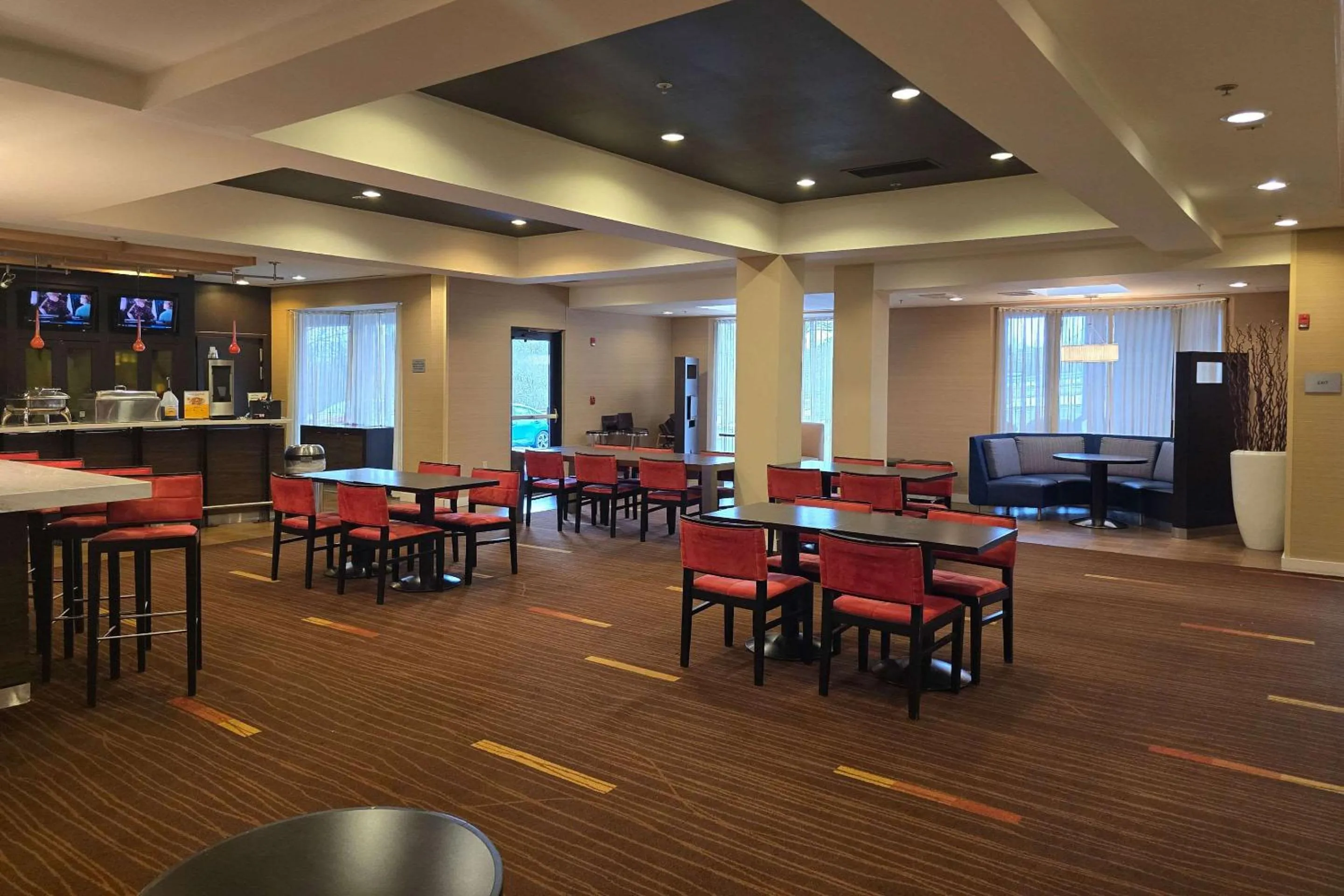 Breakfast in Courtyard Altoona