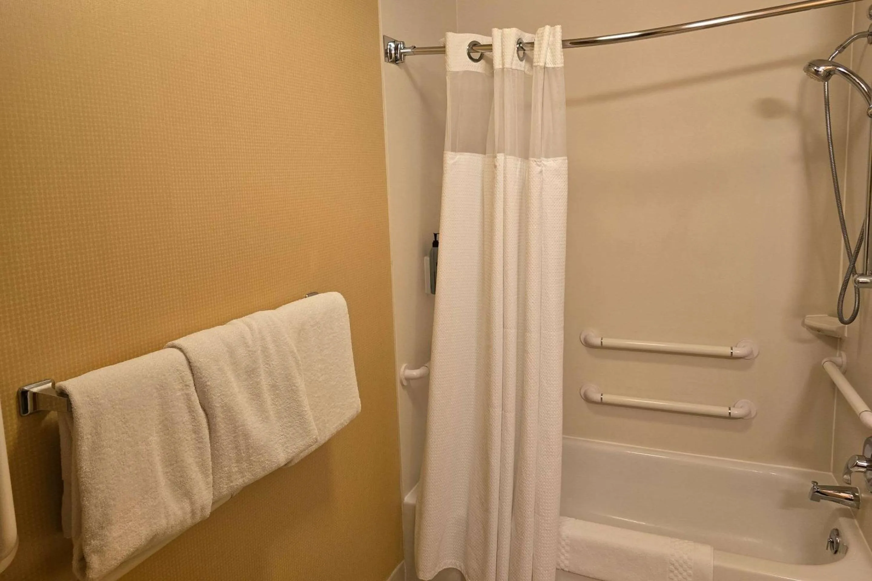 Bedroom in Courtyard Altoona