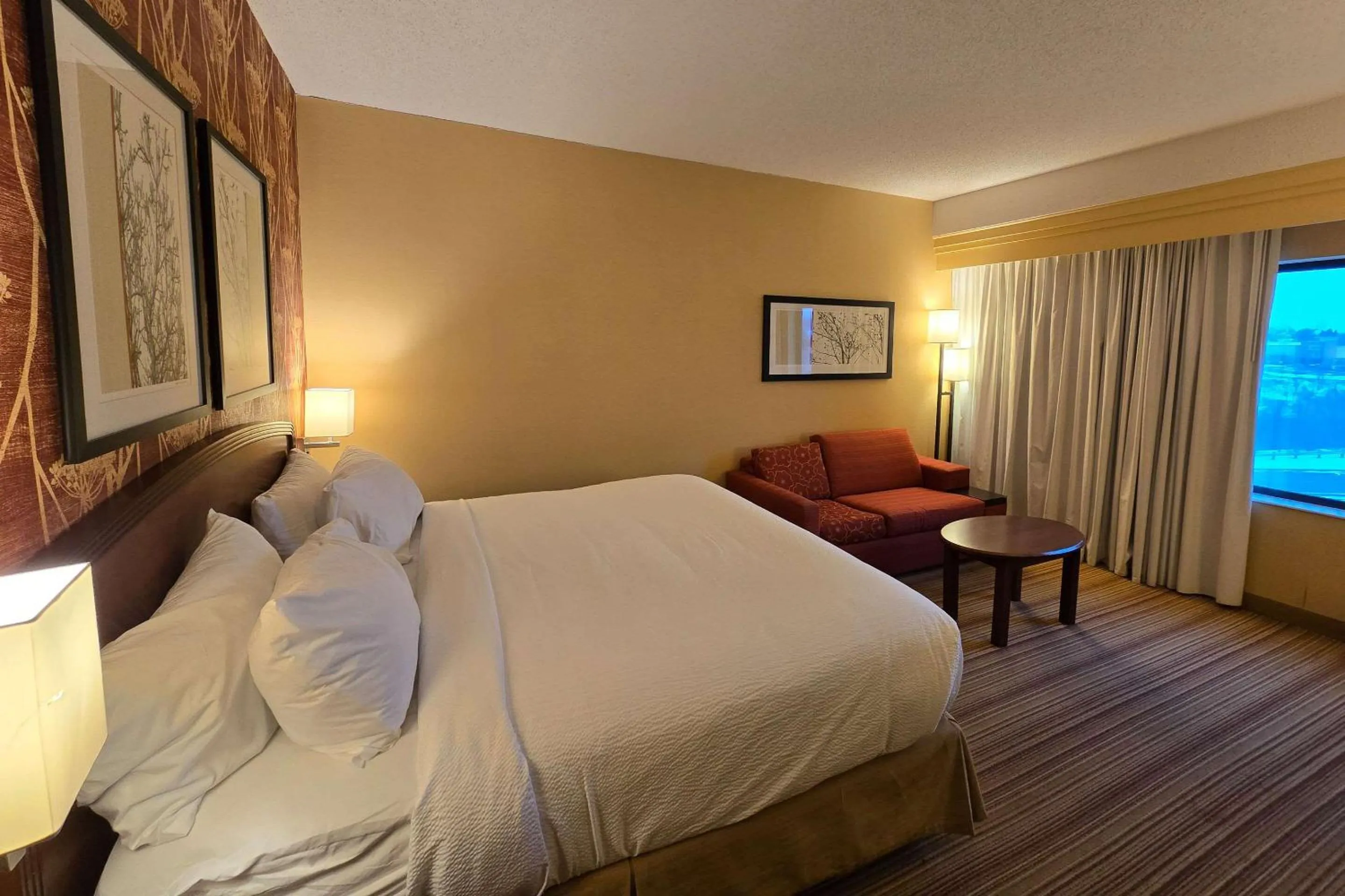 Bedroom, Bed in Courtyard Altoona