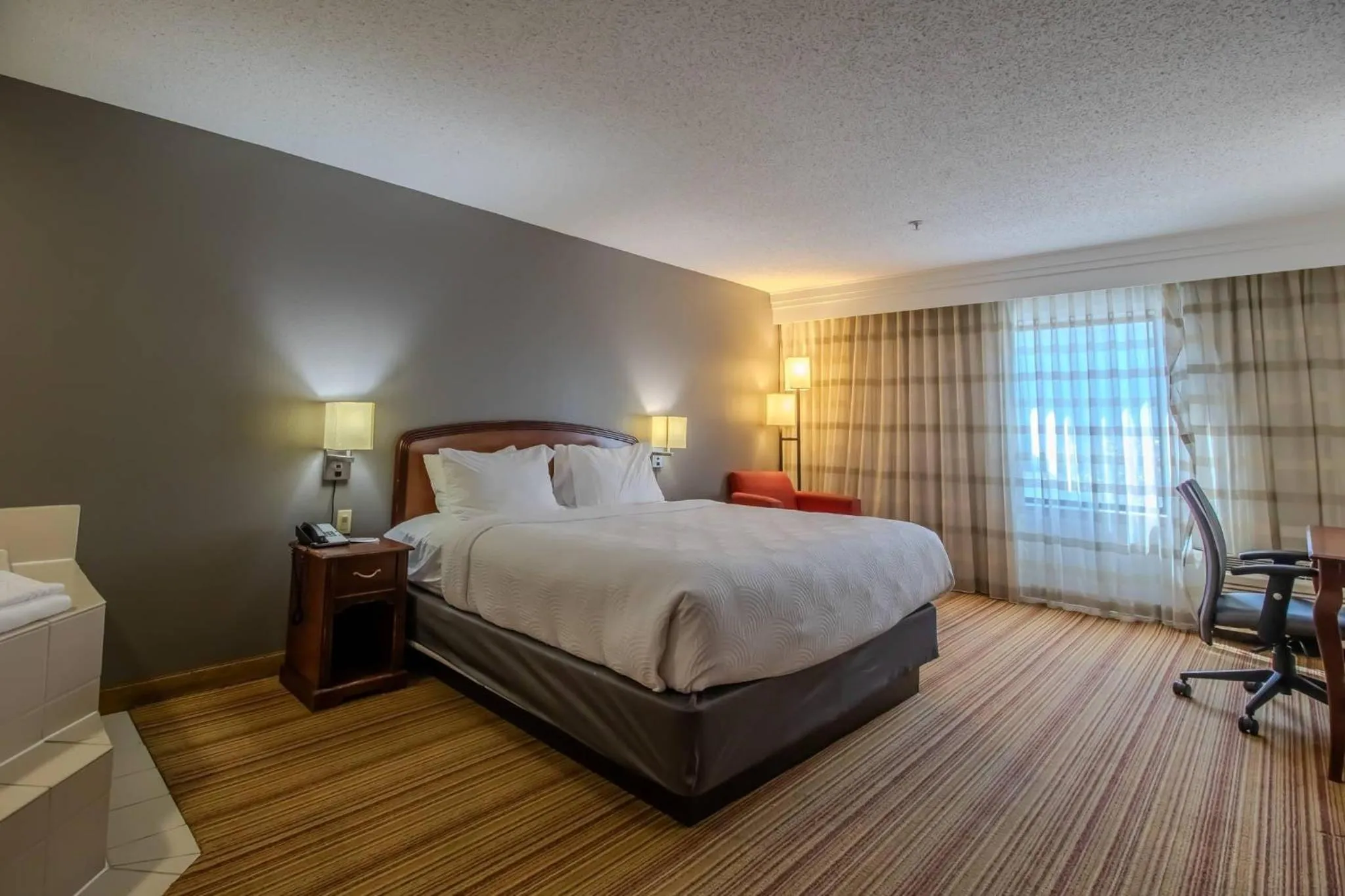 Bedroom, Bed in Country Inn & Suites by Radisson, Convention Center