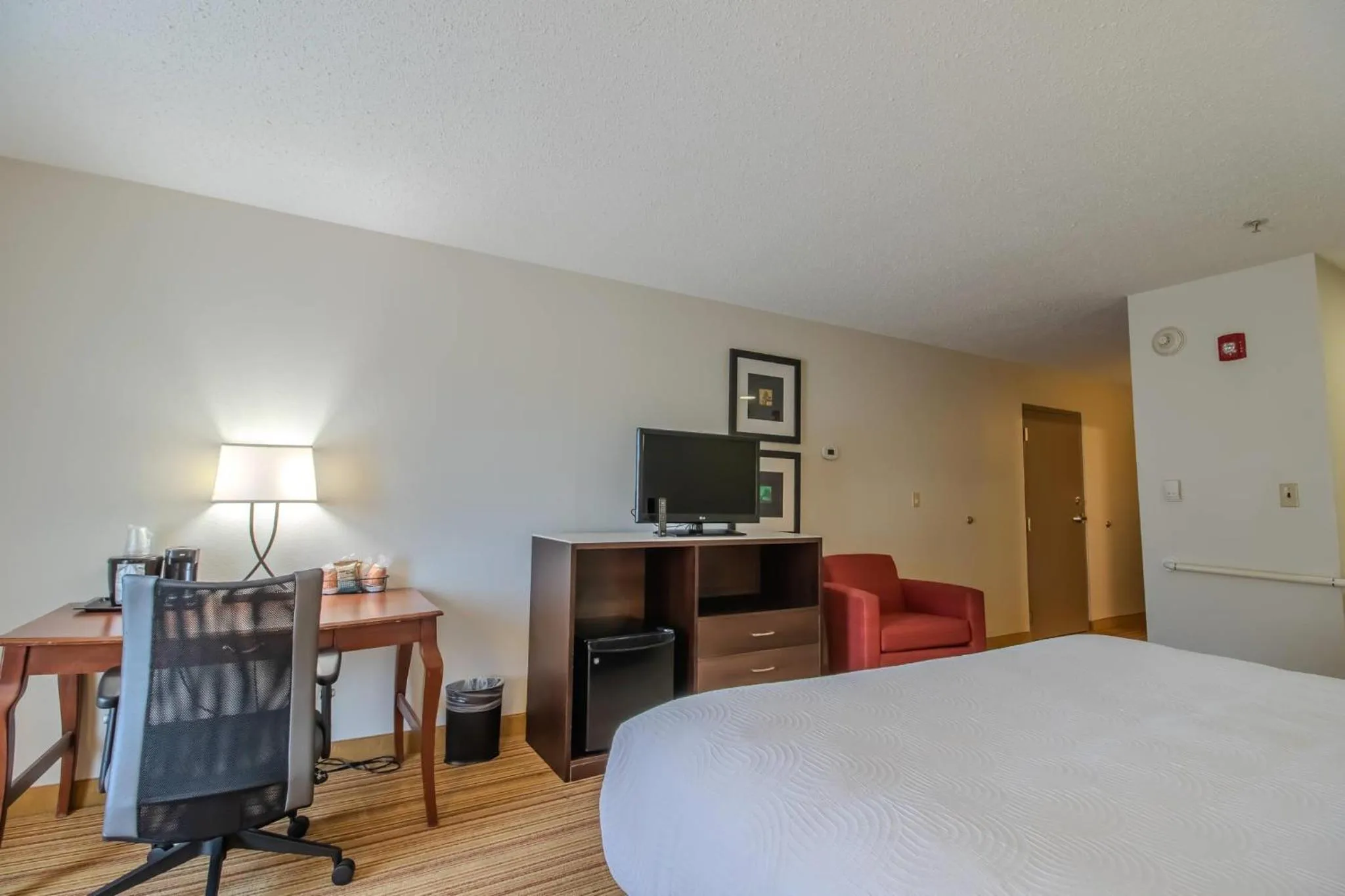 Bedroom, Bed in Country Inn & Suites by Radisson, Convention Center