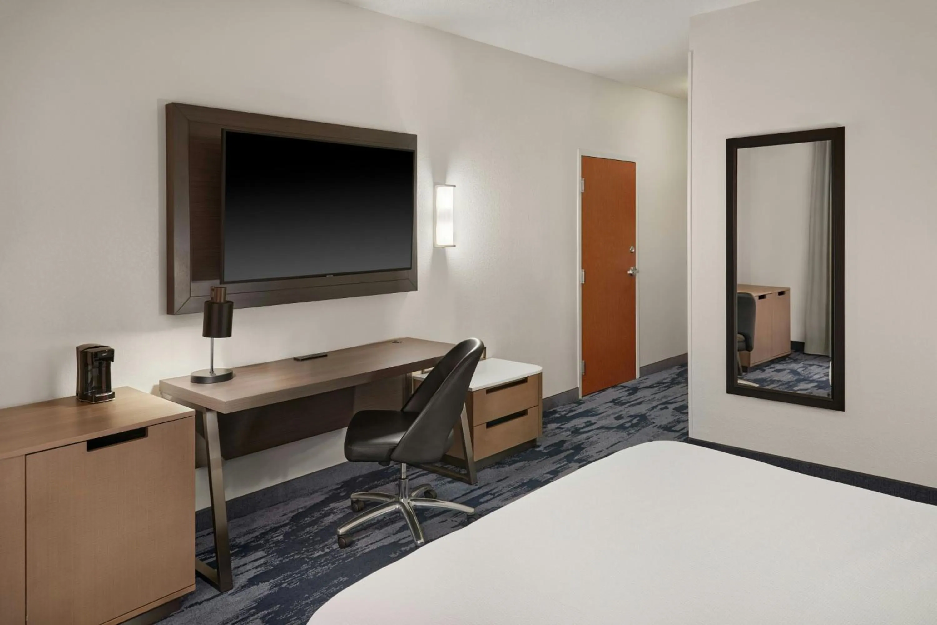 Photo of the whole room, Bed in Fairfield Inn & Suites Cartersville