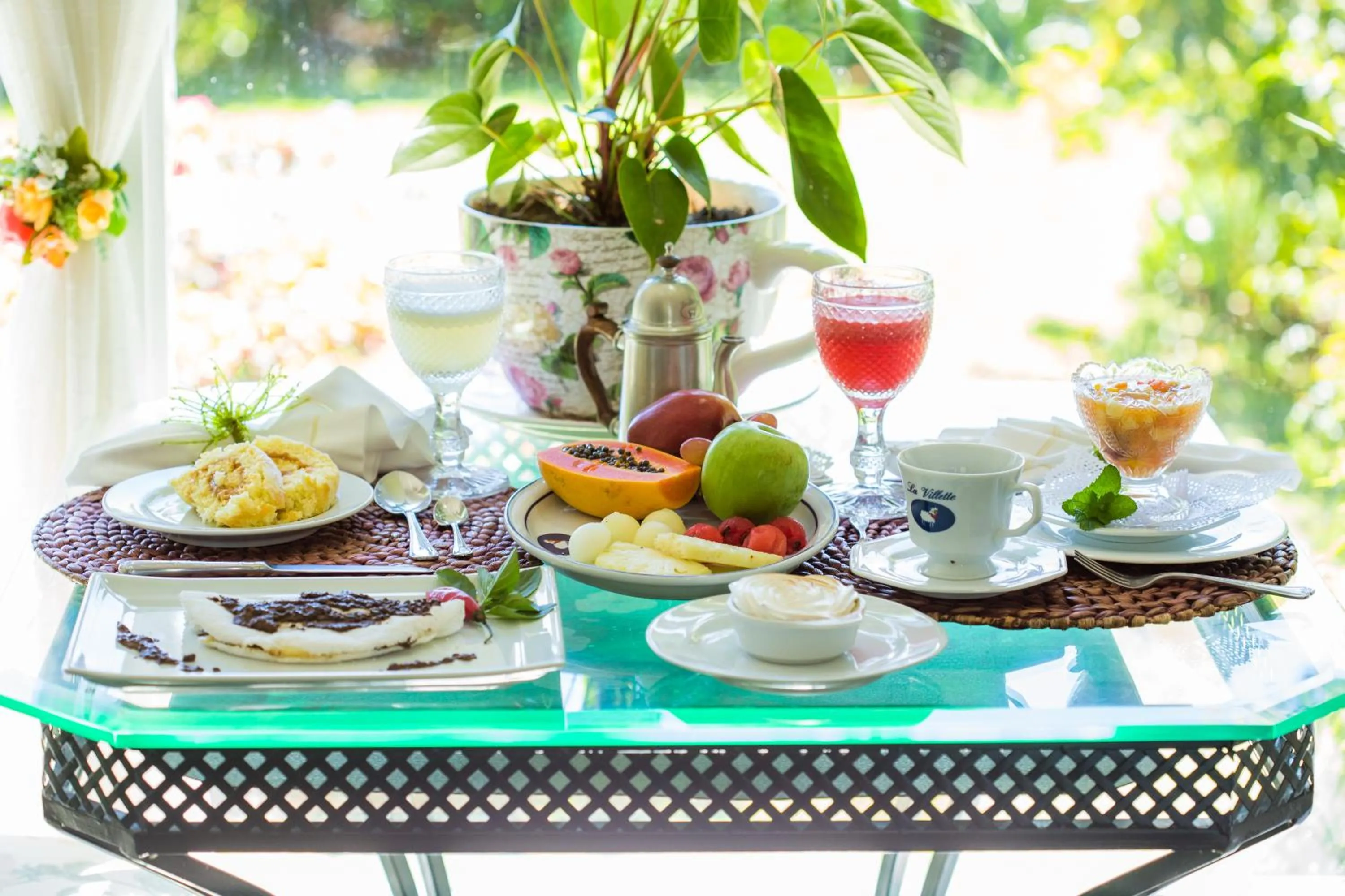 Breakfast in Chateau La Villette