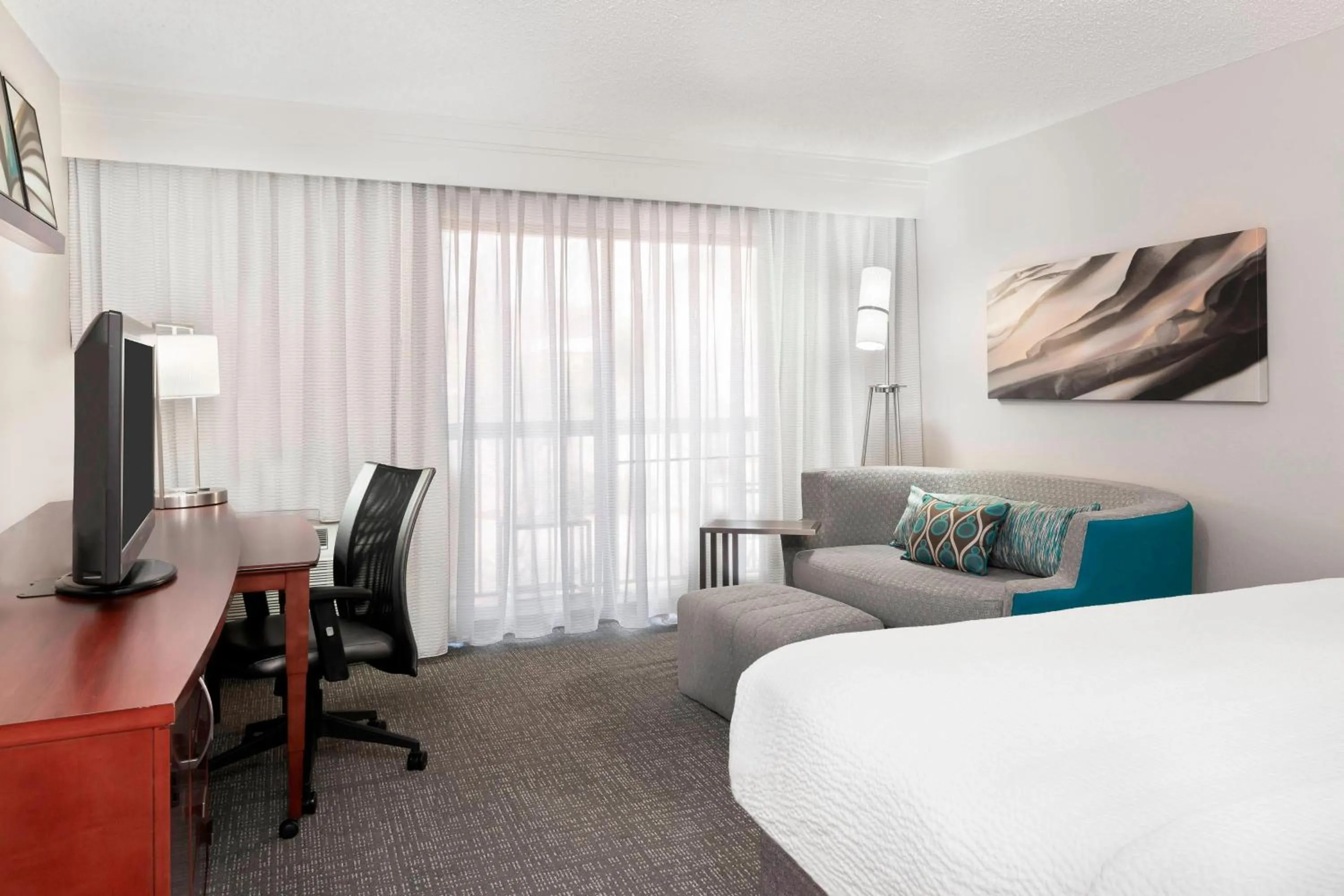 Photo of the whole room, Bed in Courtyard Asheville