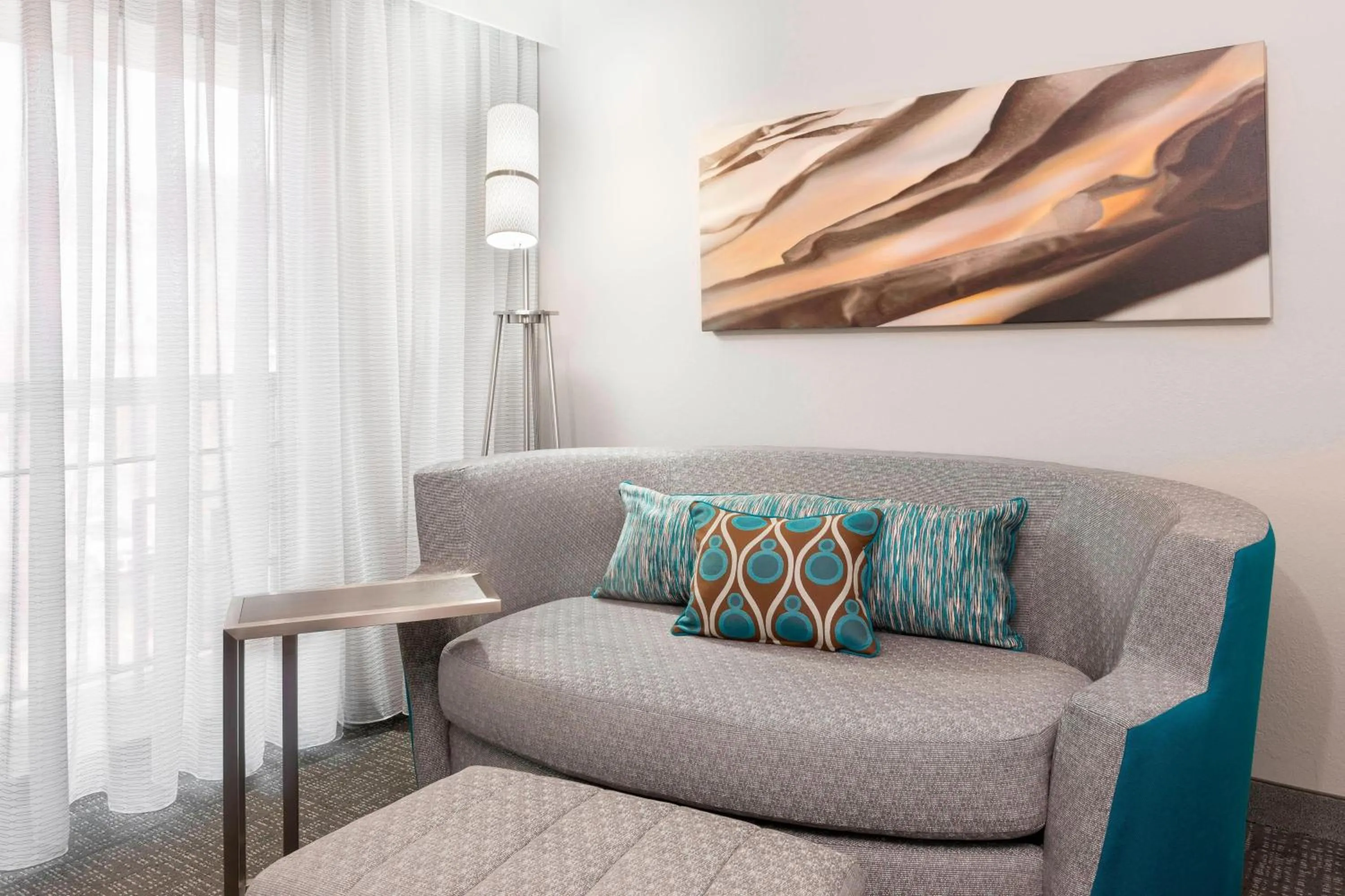 Photo of the whole room in Courtyard Asheville