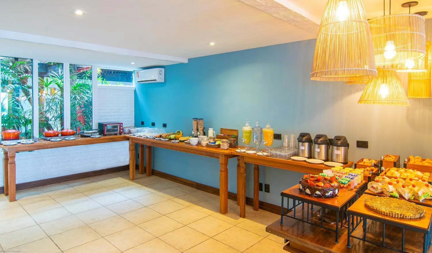 Buffet breakfast in Chez Pitu Praia Hotel