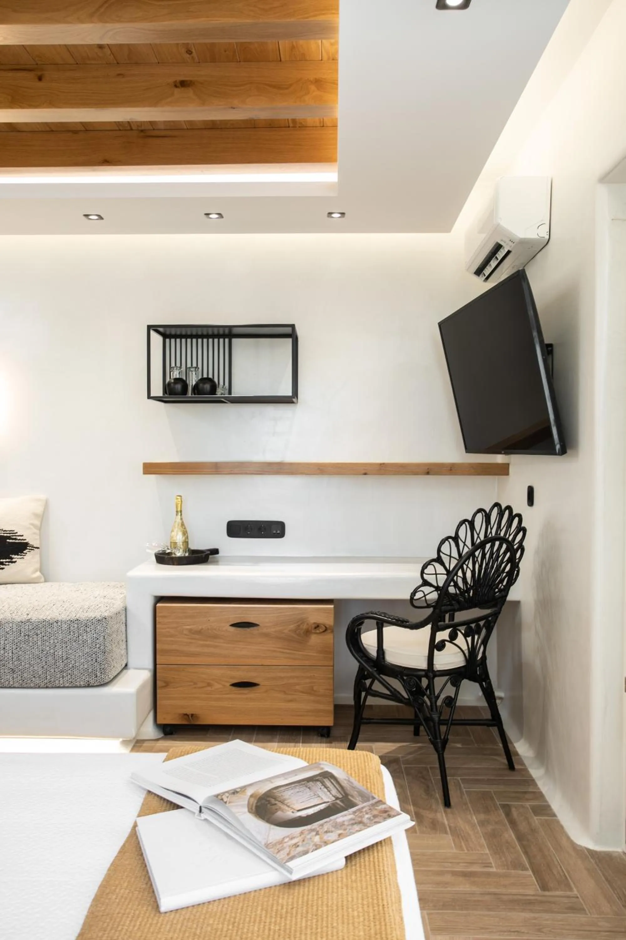 TV and multimedia in Alkyoni Beach Hotel