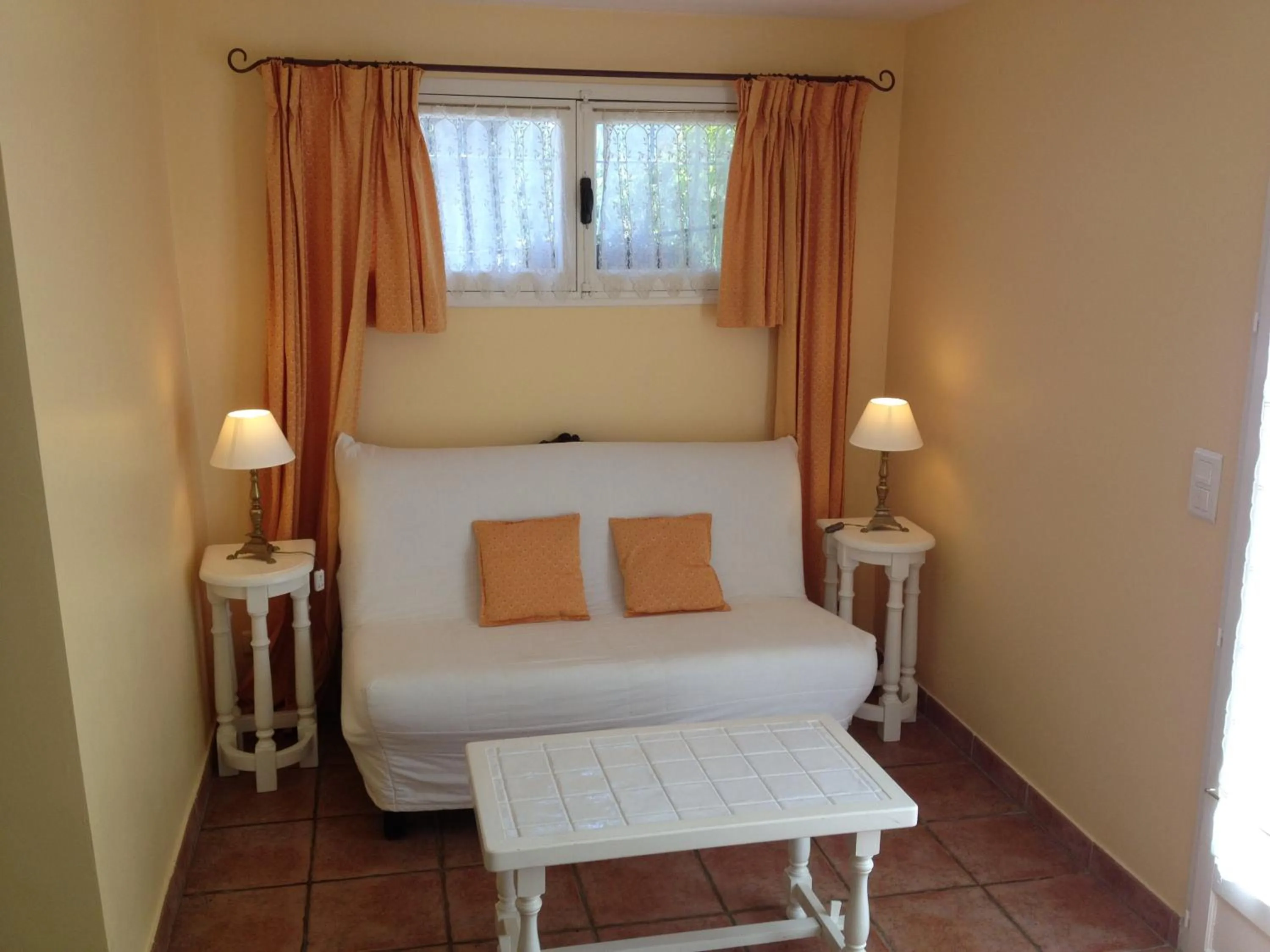 Living room in B&B with charm, quiet, kitchen, sw pool.