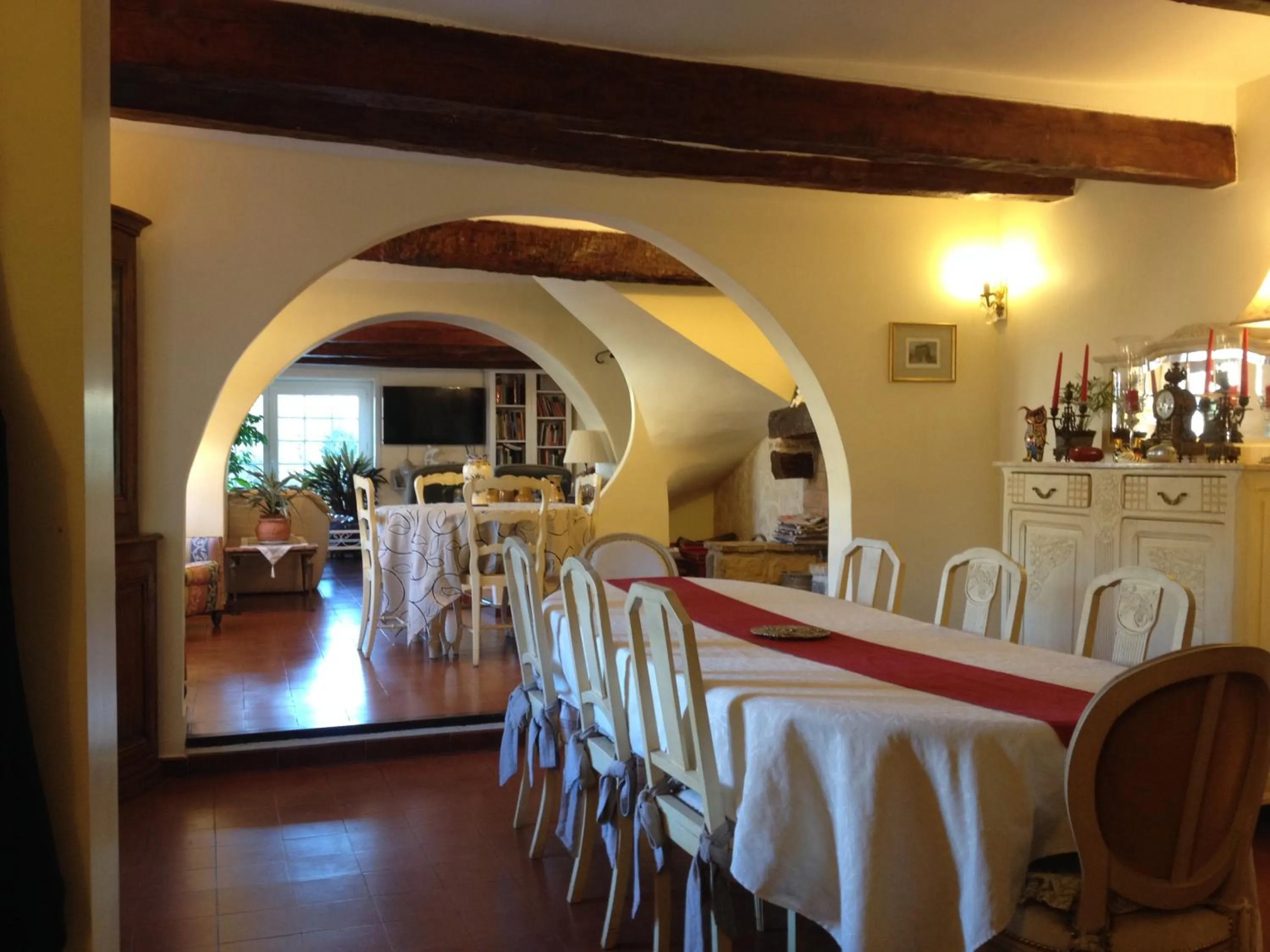 Living room in B&B with charm, quiet, kitchen, sw pool.