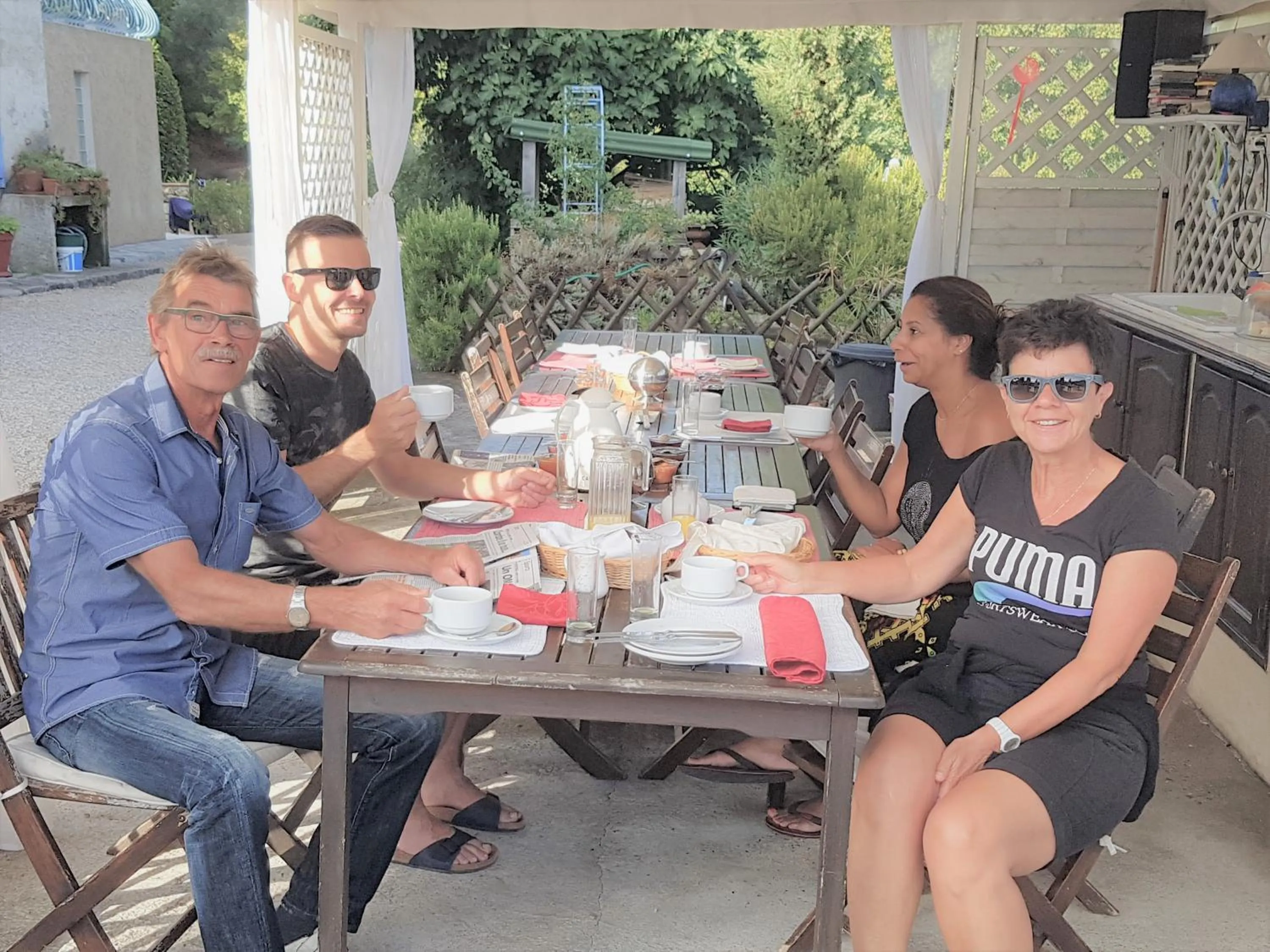 Patio in B&B with charm, quiet, kitchen, sw pool.