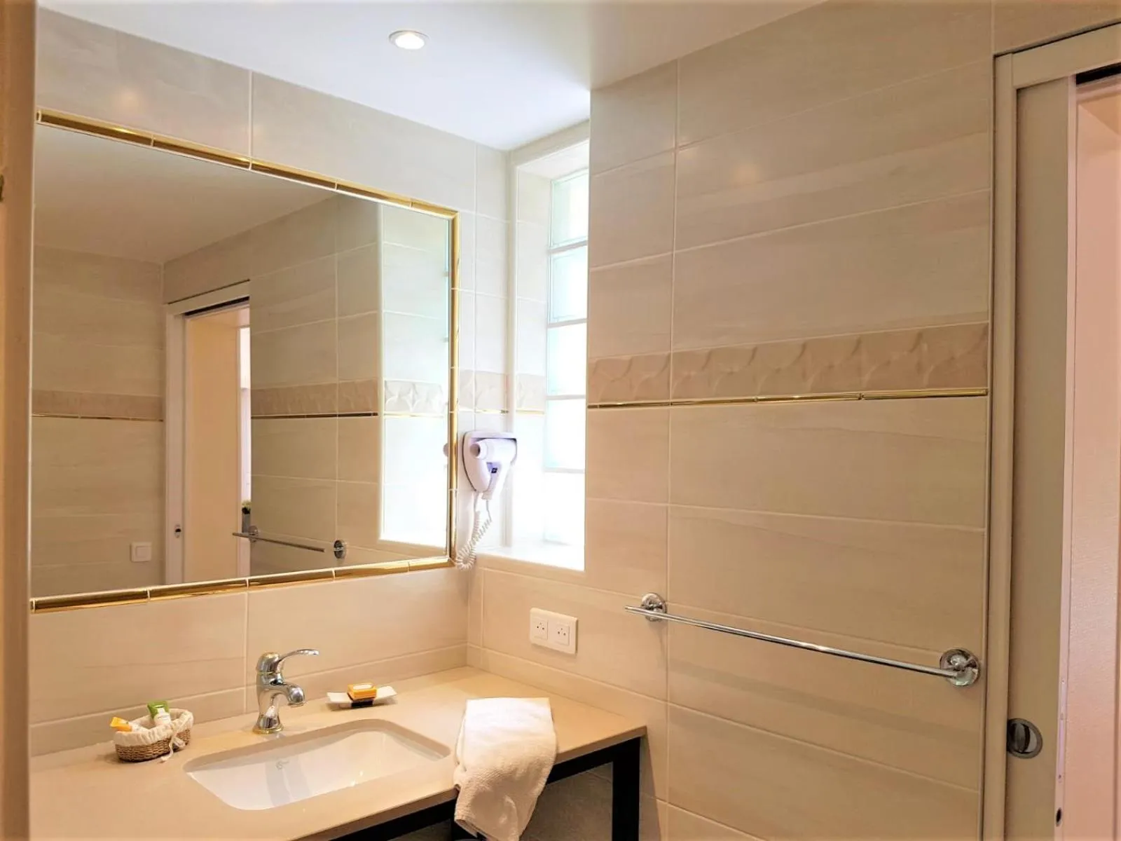 Bathroom in B&B with charm, quiet, kitchen, sw pool.