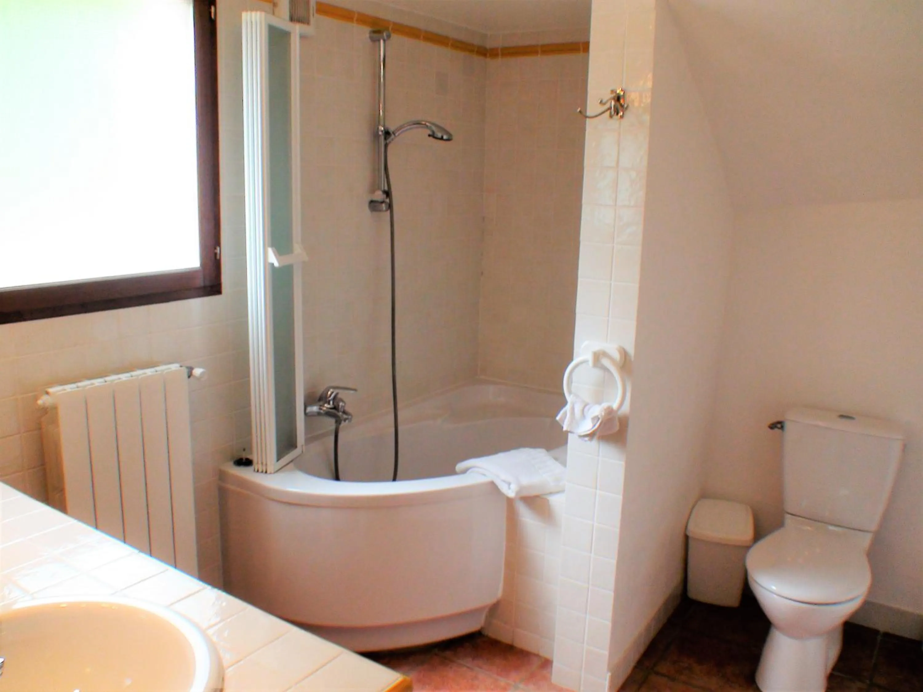 Toilet in B&B with charm, quiet, kitchen, sw pool.