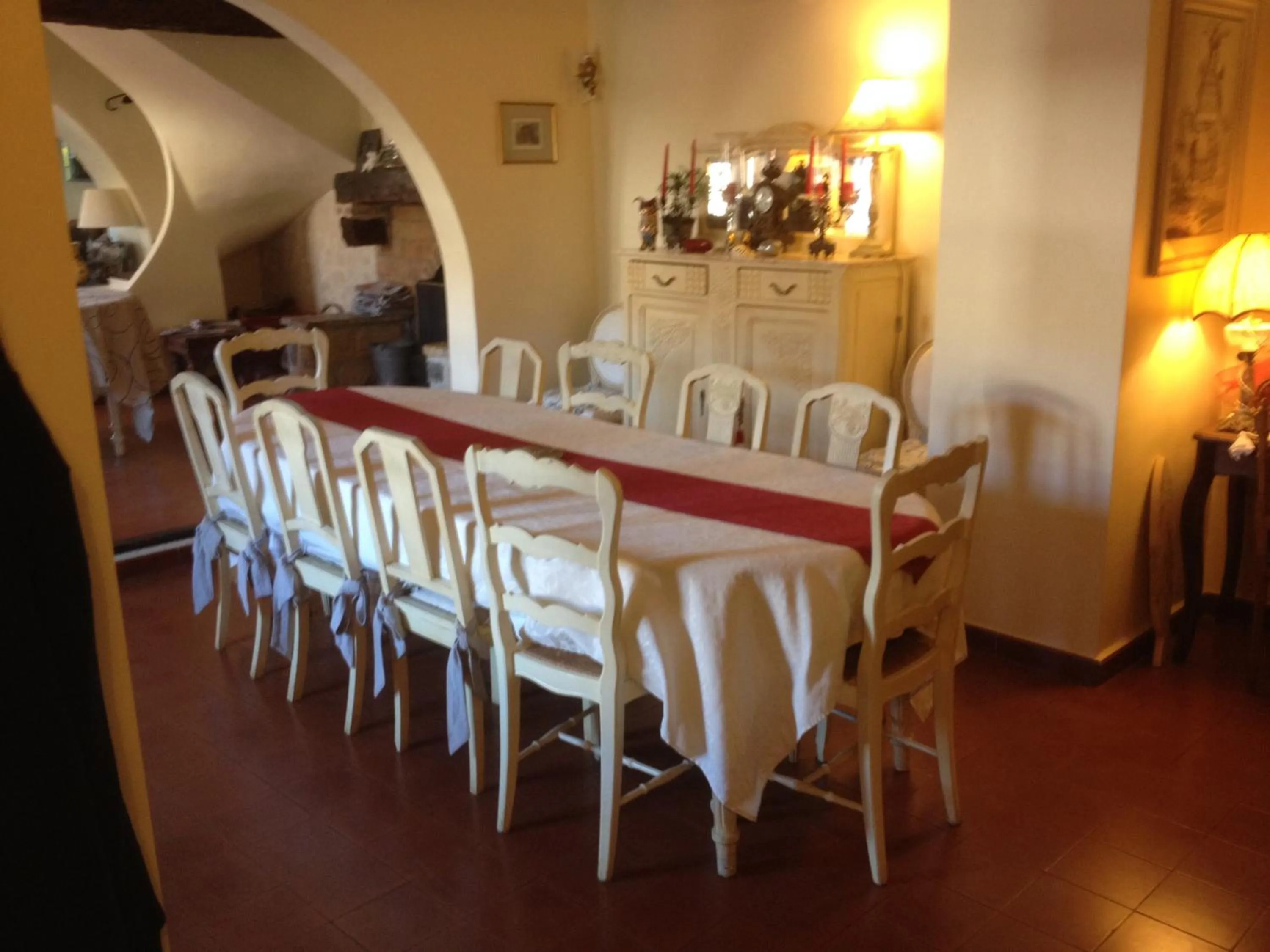 Breakfast in B&B with charm, quiet, kitchen, sw pool.