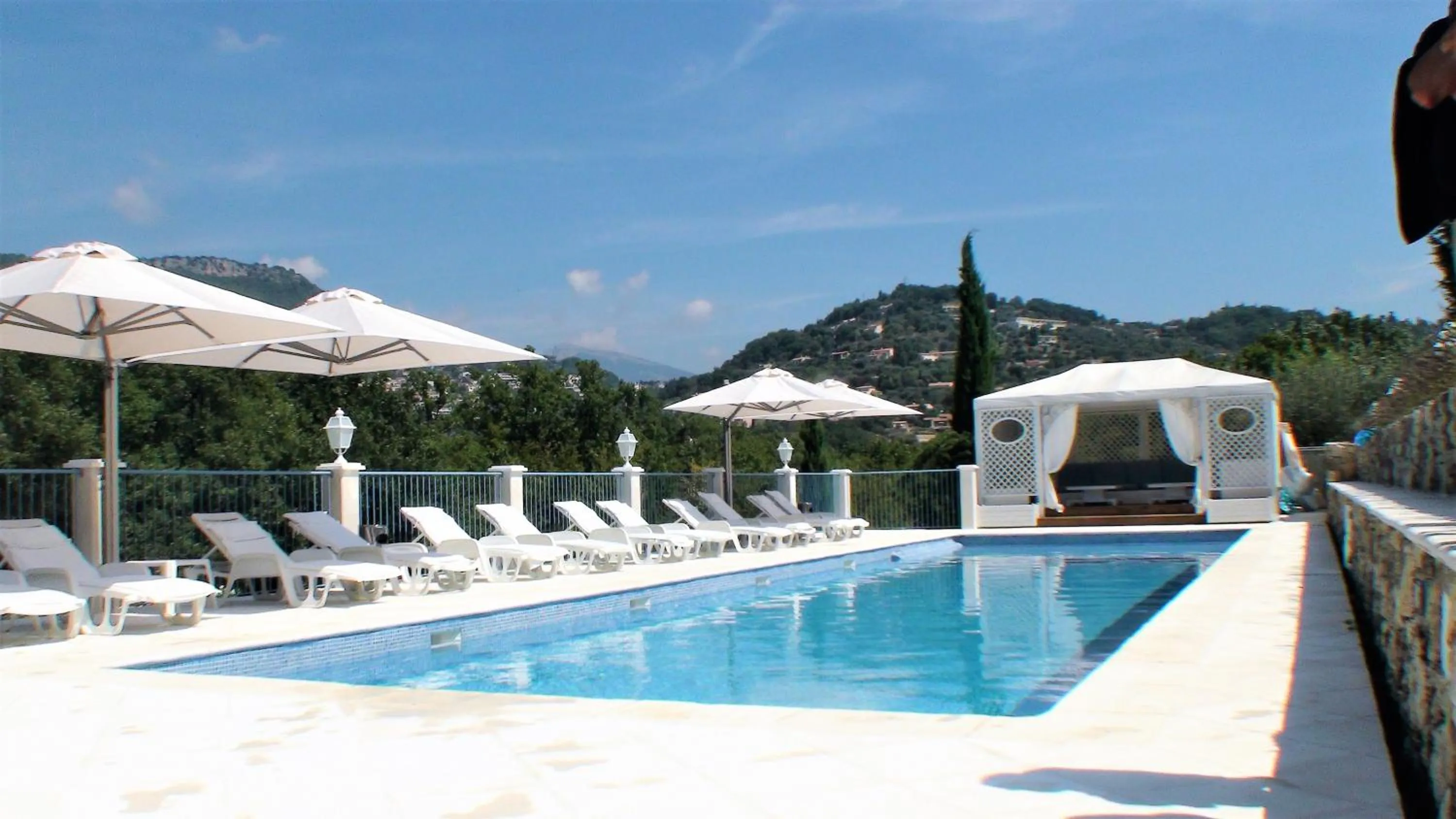 Patio in B&B with charm, quiet, kitchen, sw pool.