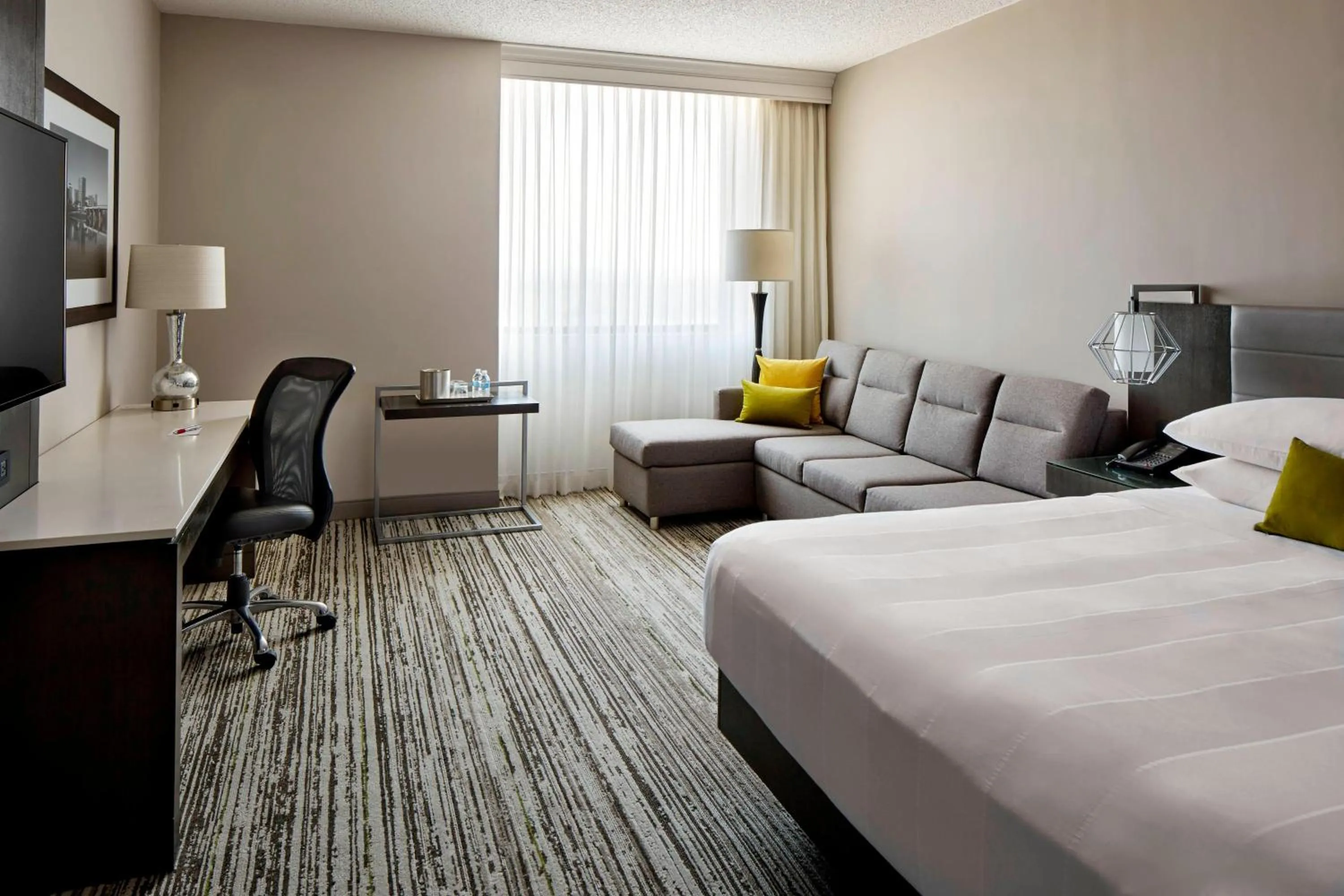 Photo of the whole room, Bed in Marriott Hartford/Windsor Airport