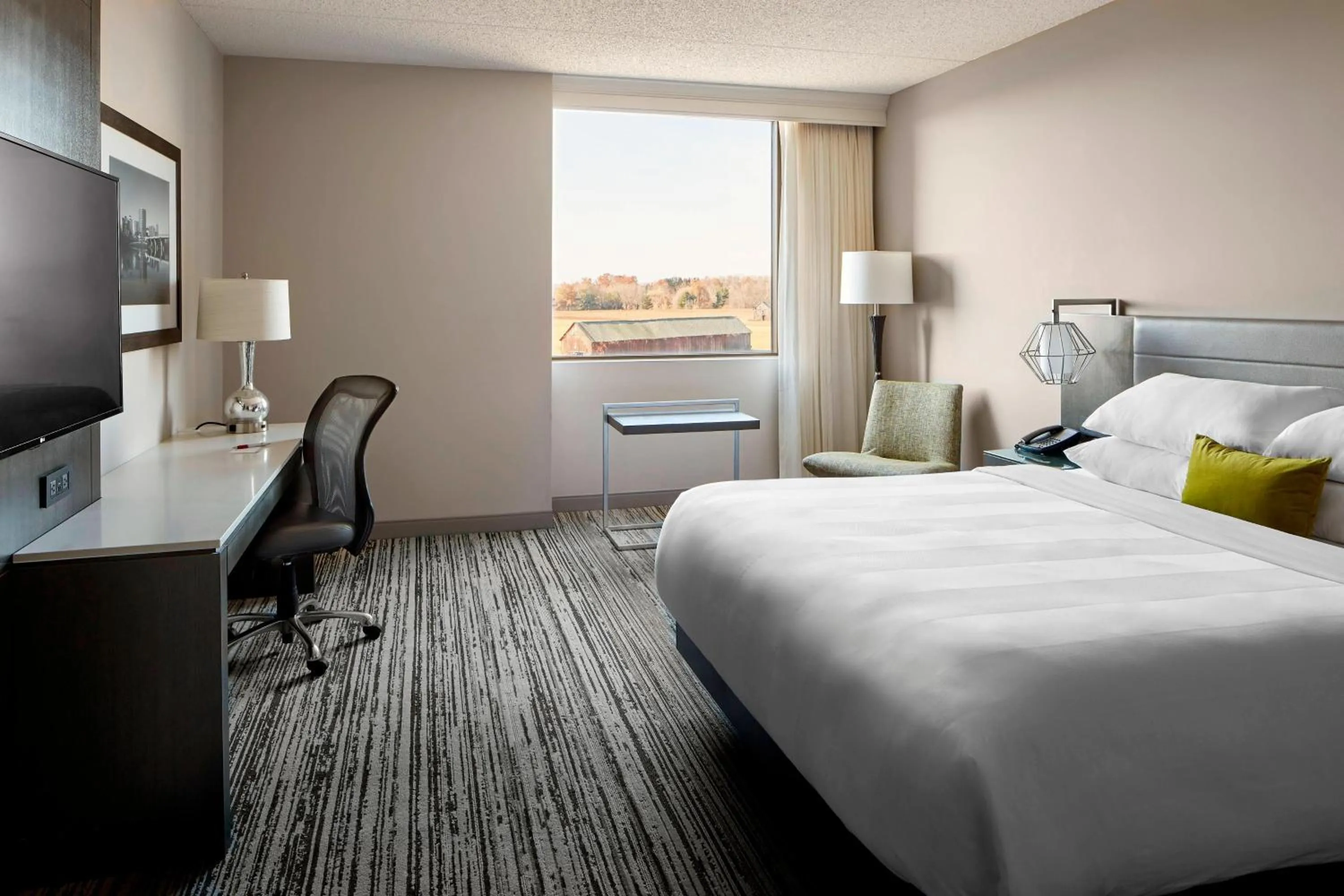 Photo of the whole room, Bed in Marriott Hartford/Windsor Airport