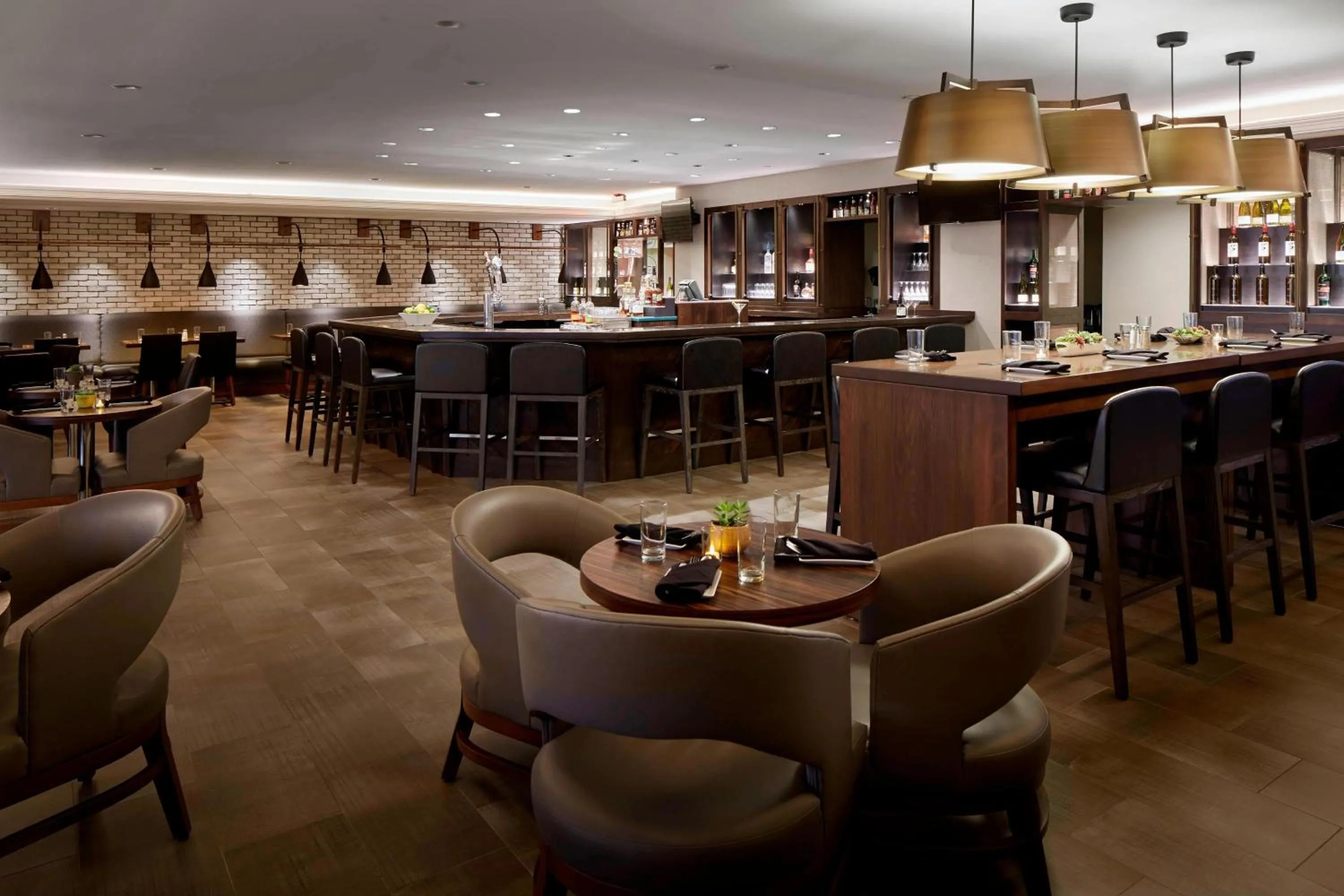 Lounge or bar in Marriott Hartford/Windsor Airport
