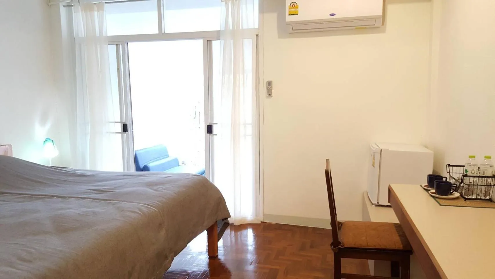 Photo of the whole room, Bed in The Commonroom CNX