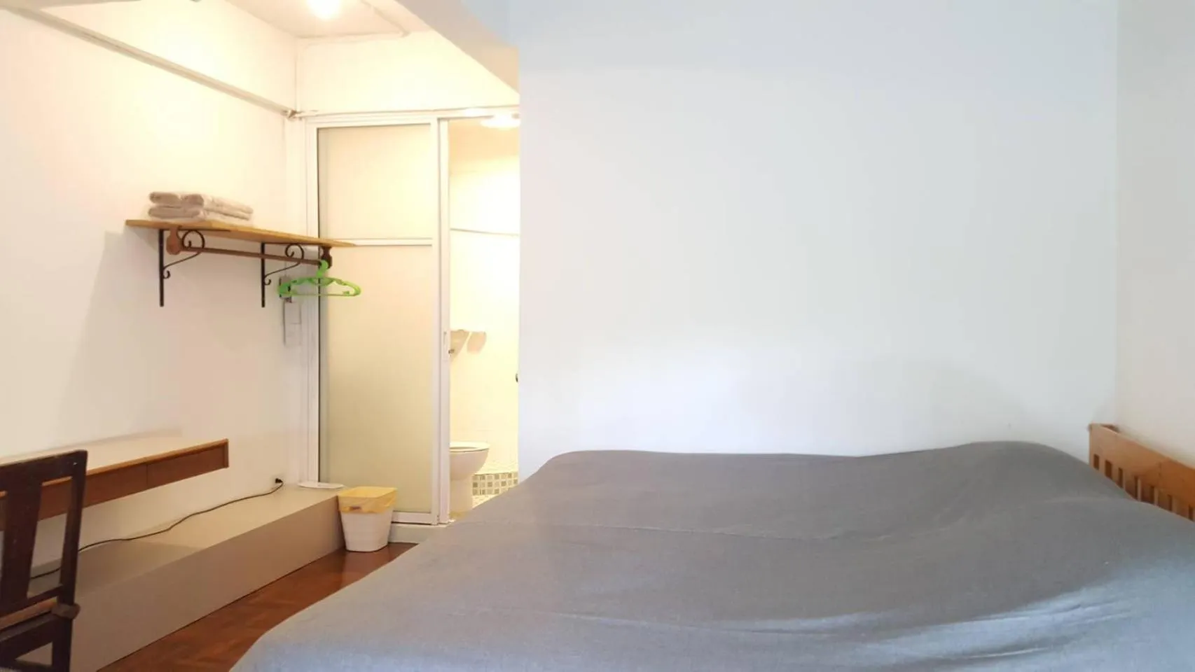 Photo of the whole room, Bed in The Commonroom CNX