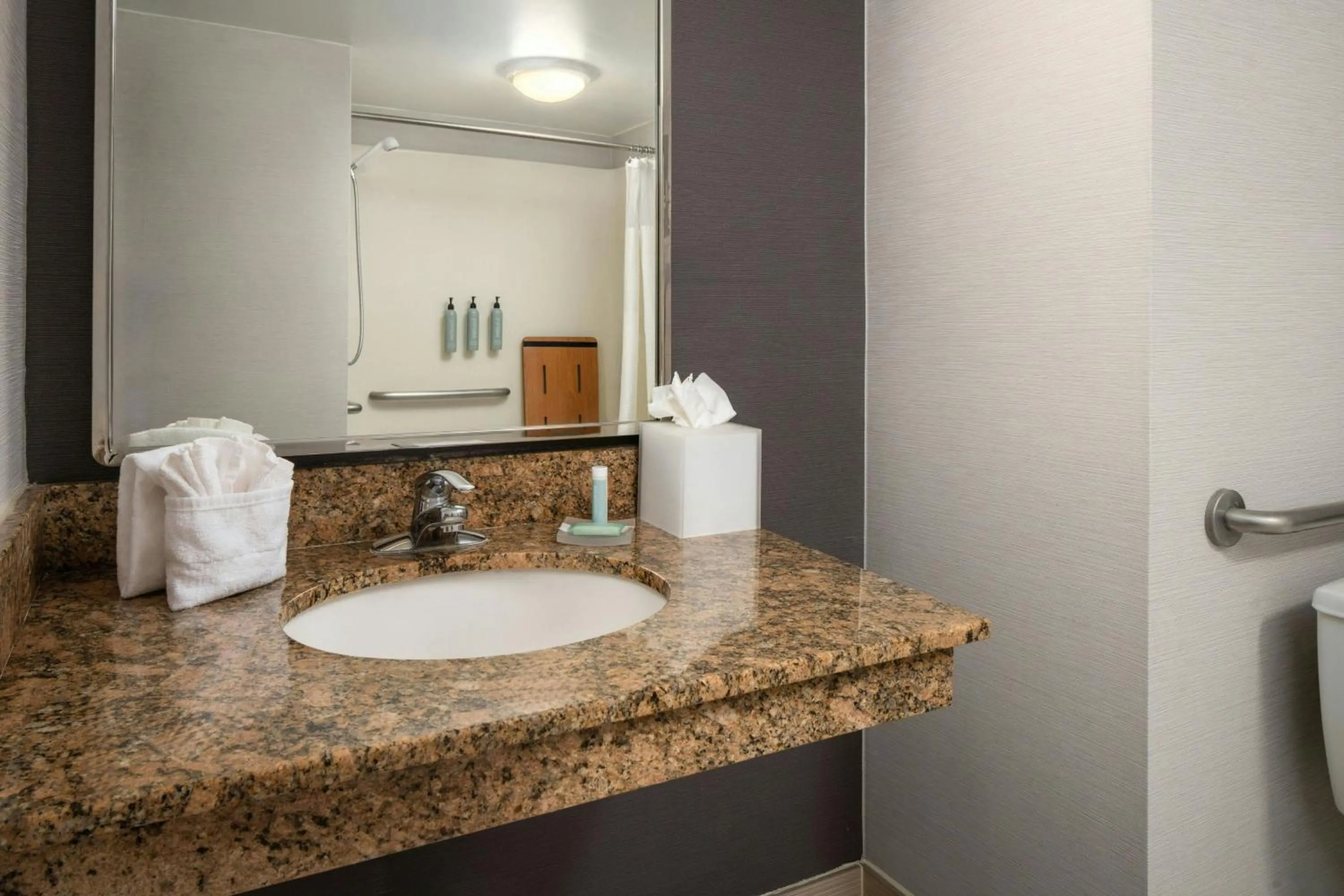 Bathroom in Courtyard Hartford Cromwell