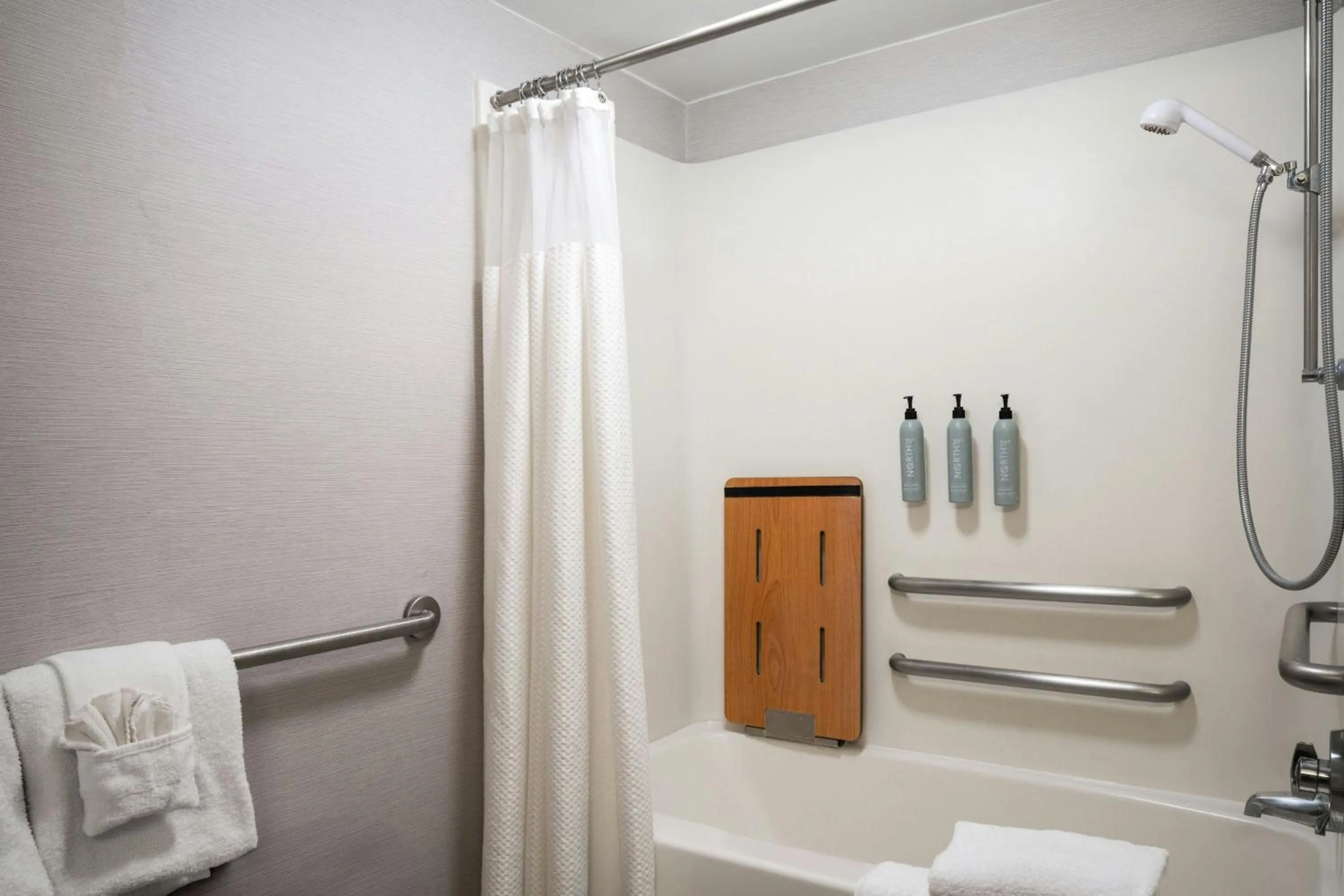 Photo of the whole room in Courtyard Hartford Cromwell